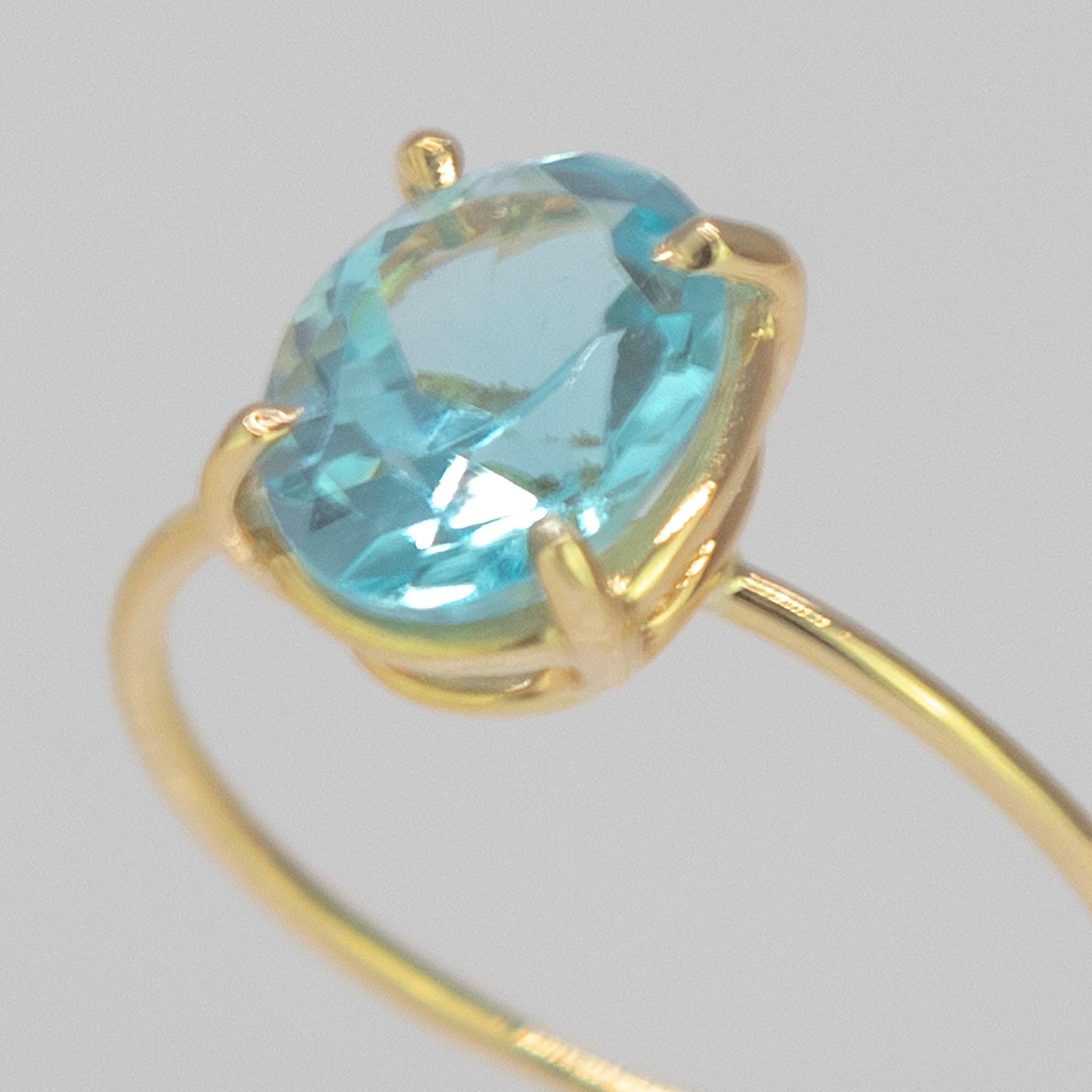 Bague solitaire en forme de cabochon ovale, avec des éclats brillants. bague en topaze de 2 carats sur or jaune 18 carats inspirée par la joie des couchers de soleil d'été. D'une taille parfaite, il comblera vos tenues élégantes quotidiennes.

La