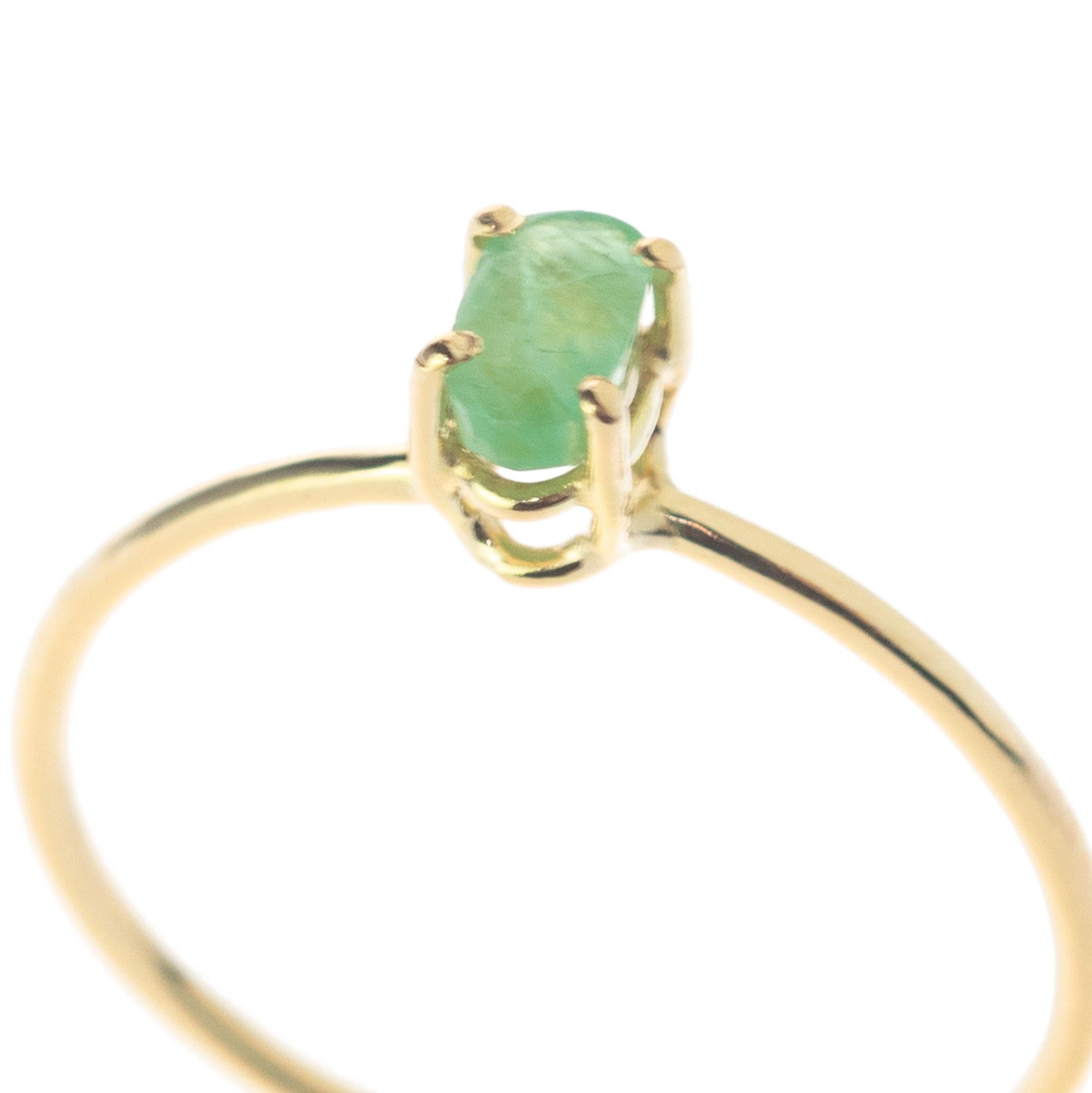 Intini Jewels Bague cocktail chic en or jaune 9 carats avec émeraudes rondes, faite à la main Unisexe en vente