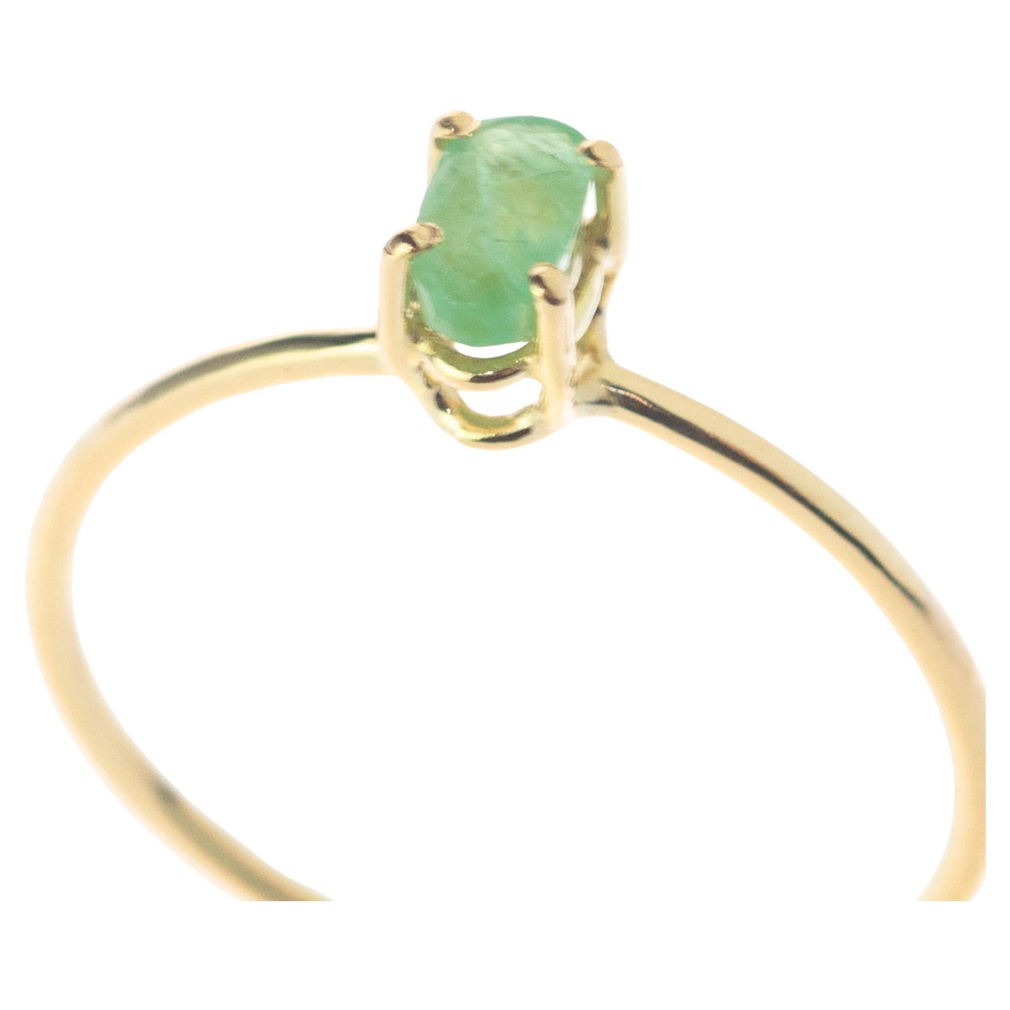 Intini Jewels Bague cocktail chic en or jaune 9 carats avec émeraudes rondes, faite à la main en vente 2