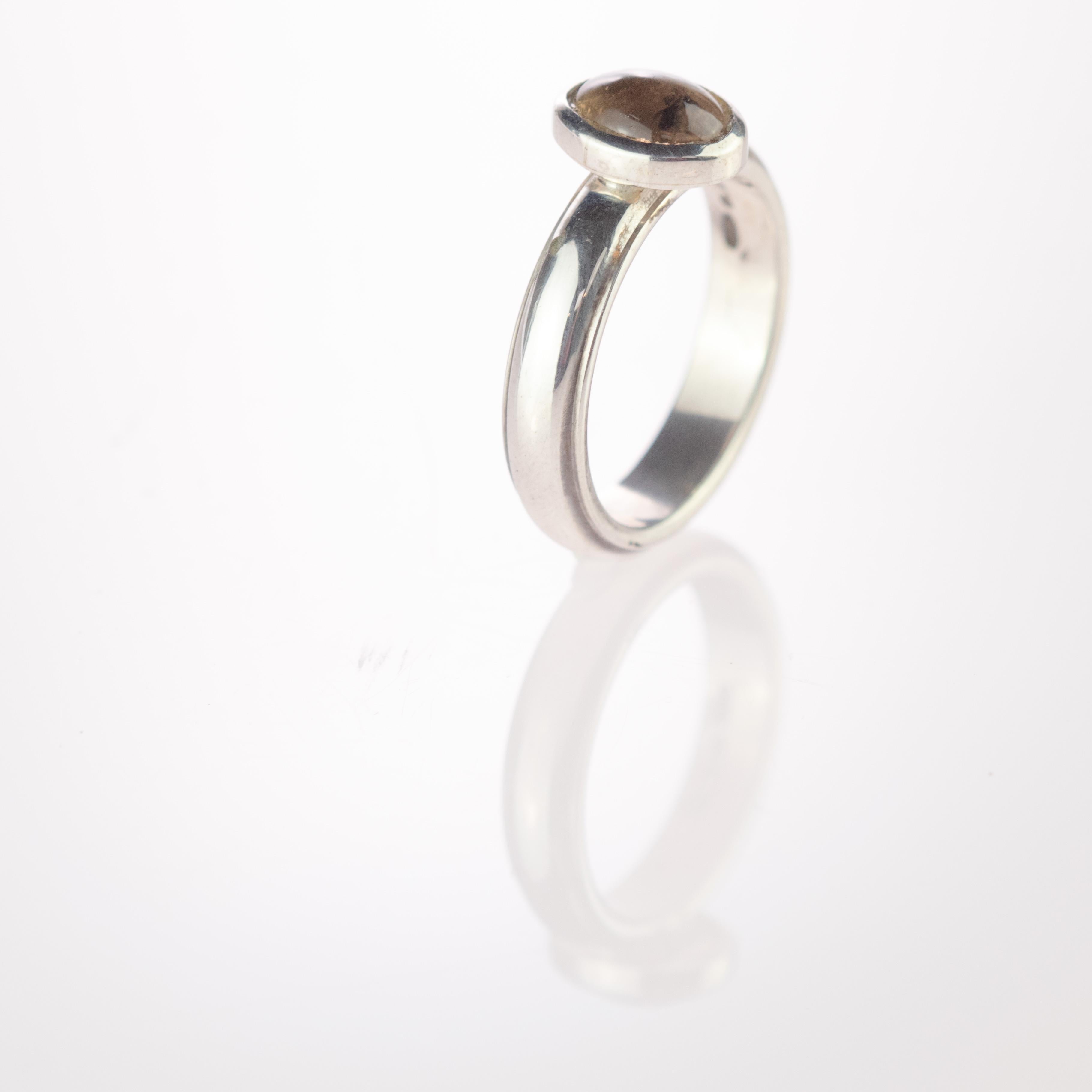 Intini Jewels 925 Argento Sterling Silver Anello ovale con tormalina marrone chiaro cabochon In condizioni Nuovo in vendita a Milano, IT