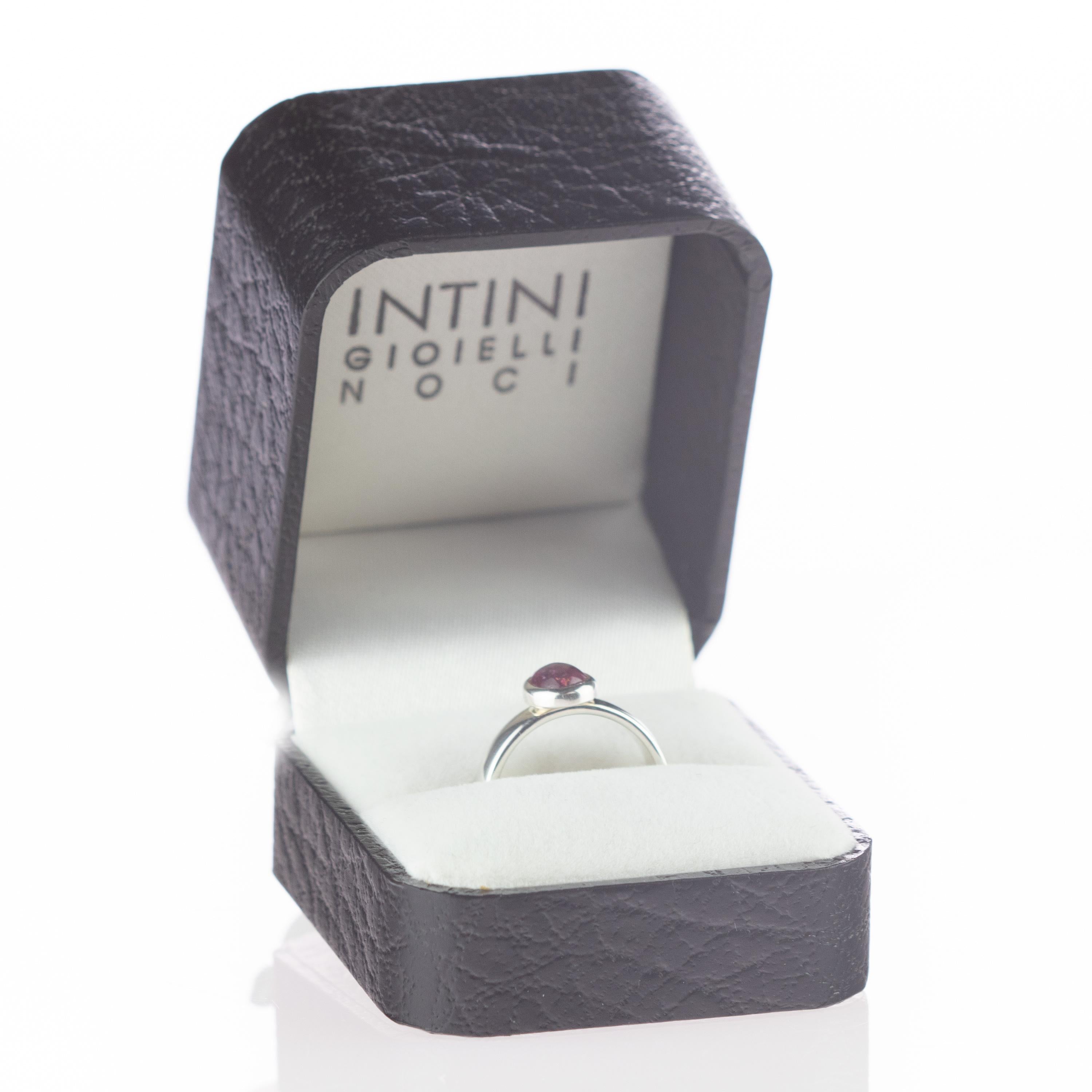 Intini Jewels Anillo de cóctel ovalado con cabujón de turmalina morada de plata de ley 925 en venta 1