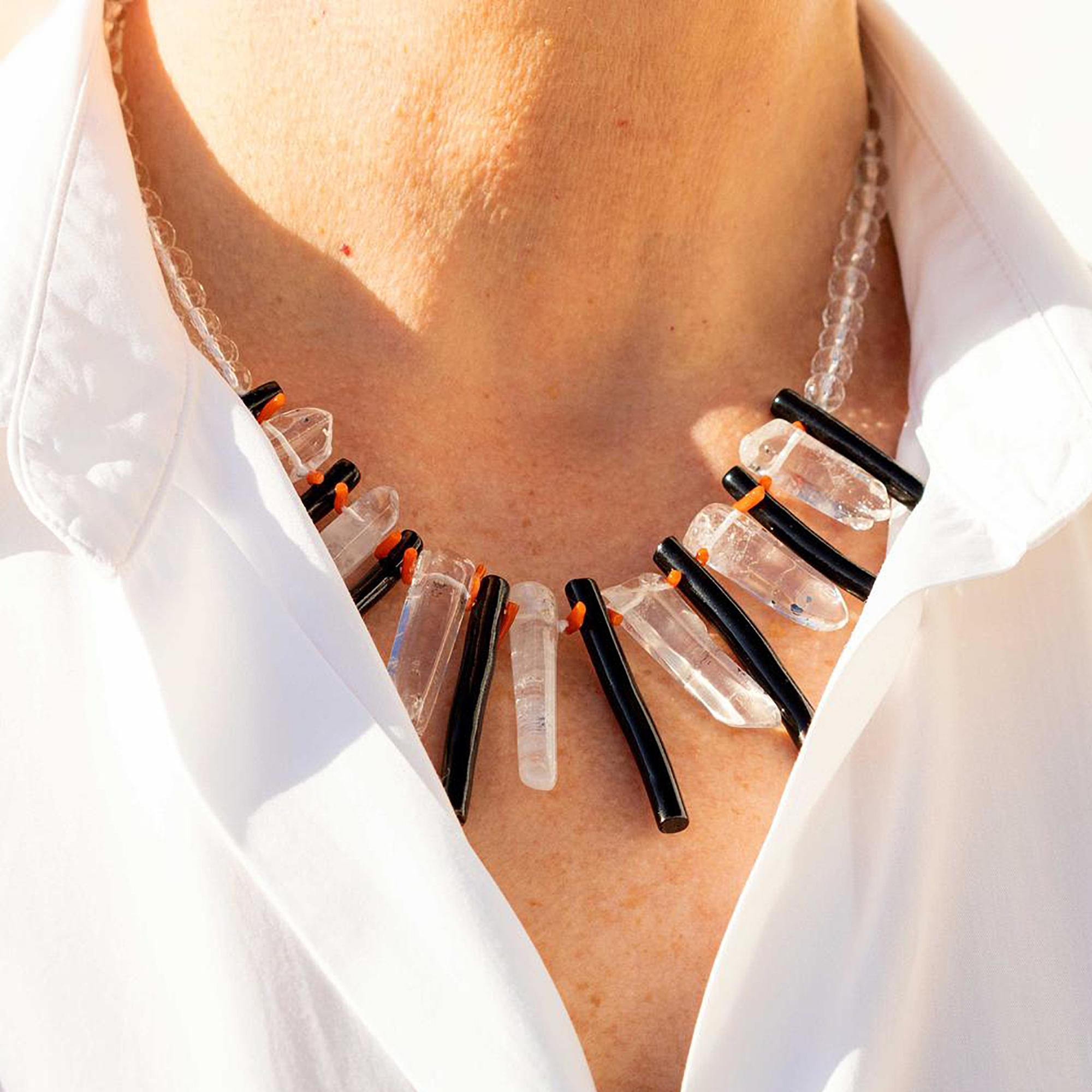 Taille mixte Intini Jewels Collier de perles bohème chic en agate, corail, cristal de roche et pointes, fait à la main en vente