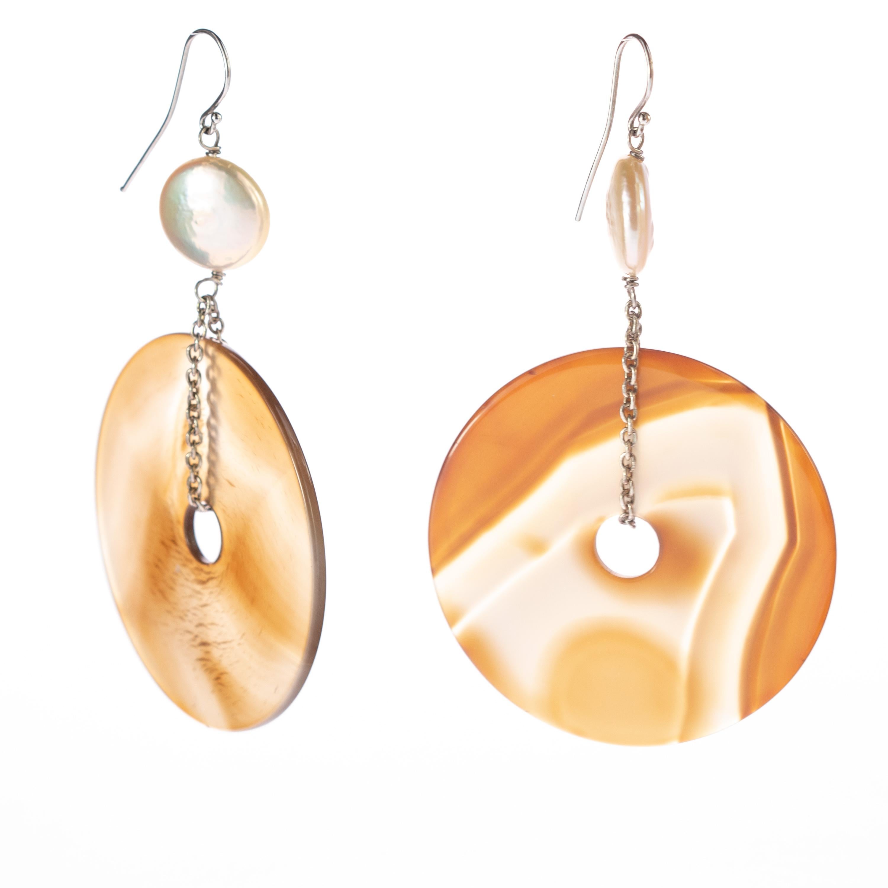 Intini Jewels Pendientes de plata largos de ágata donut marrón color arena y perla Corte redondo en venta