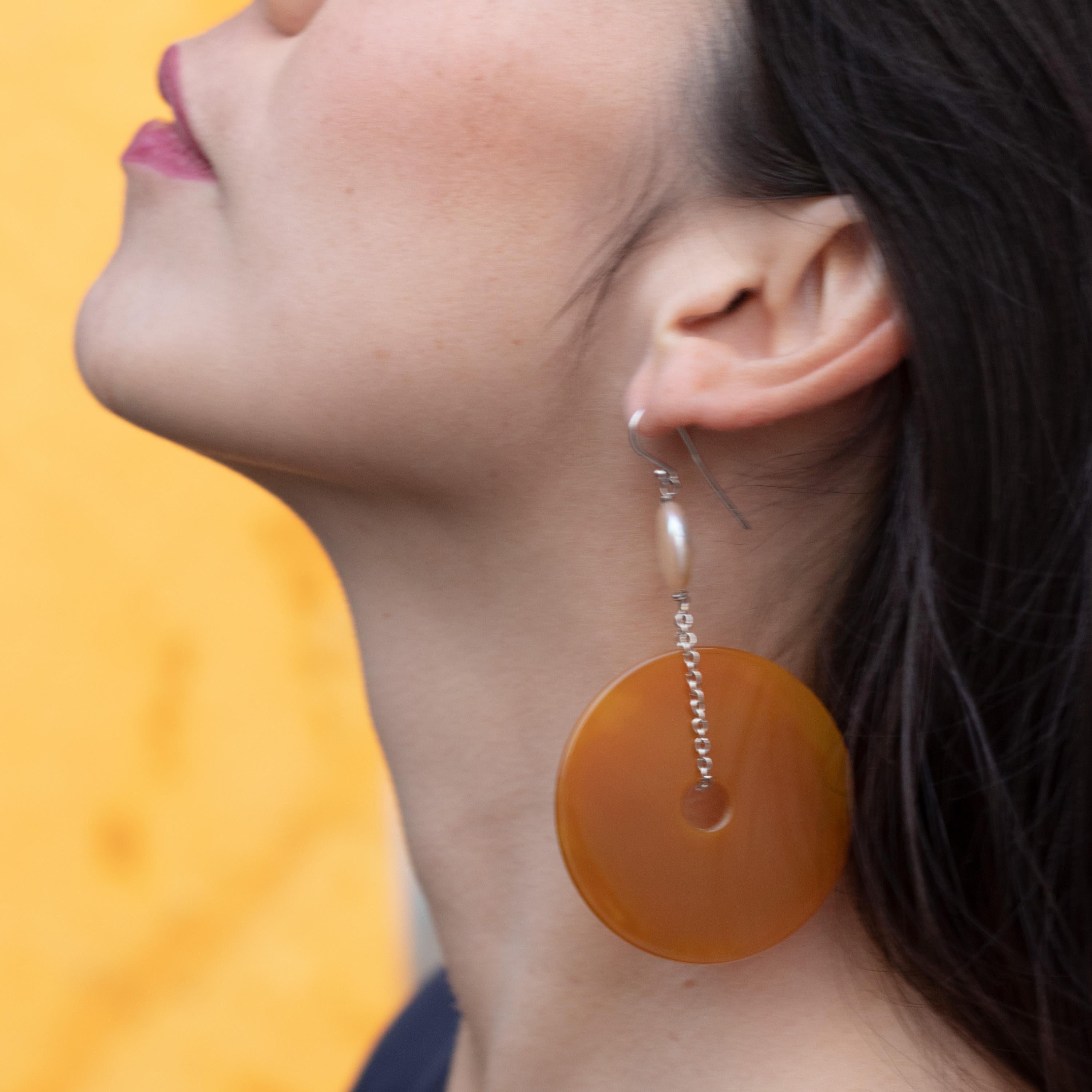 Intini Jewels Pendientes de plata largos de ágata donut marrón color arena y perla en Nuevo estado para la venta en Milano, IT