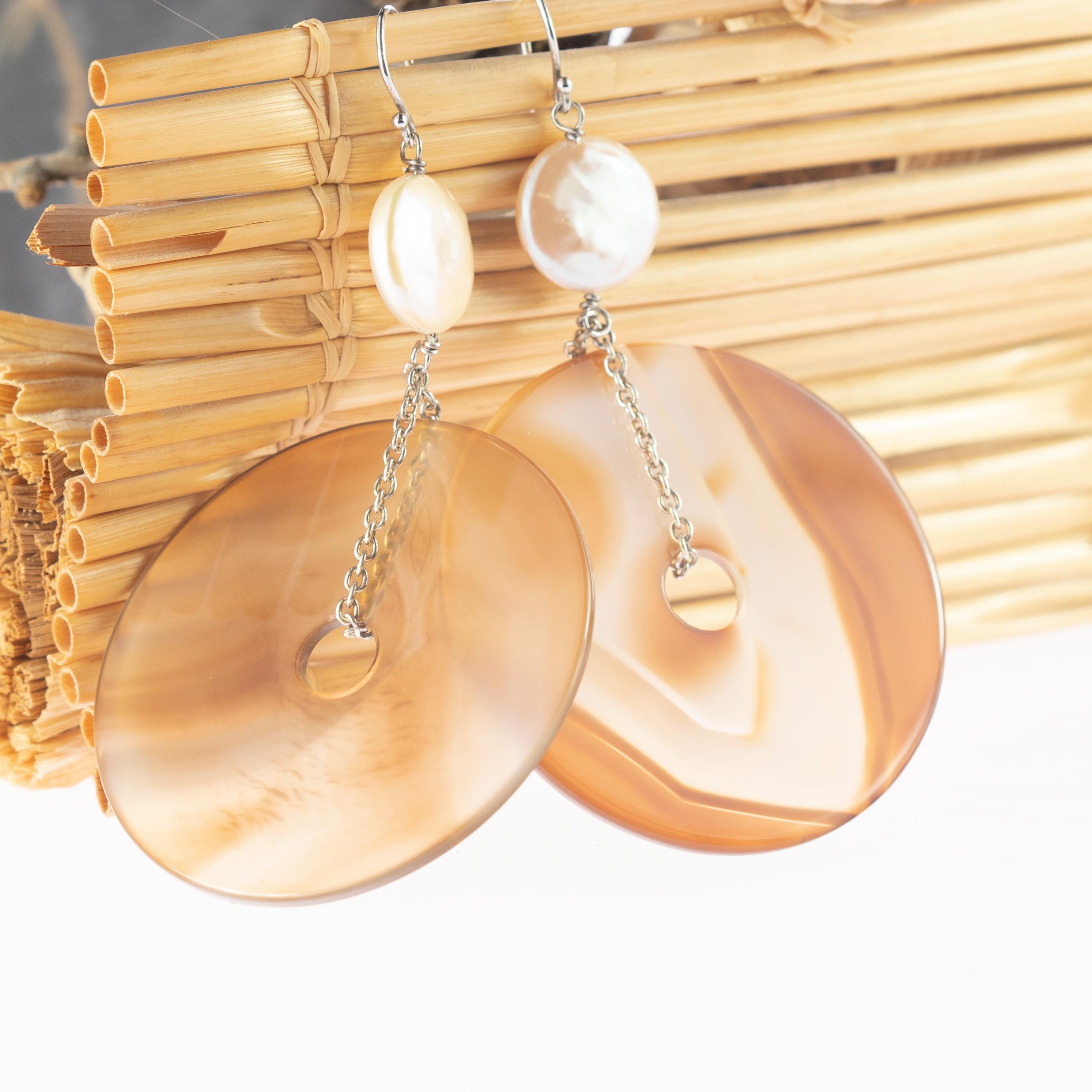 Intini Jewels Pendientes de plata largos de ágata donut marrón color arena y perla en venta 2