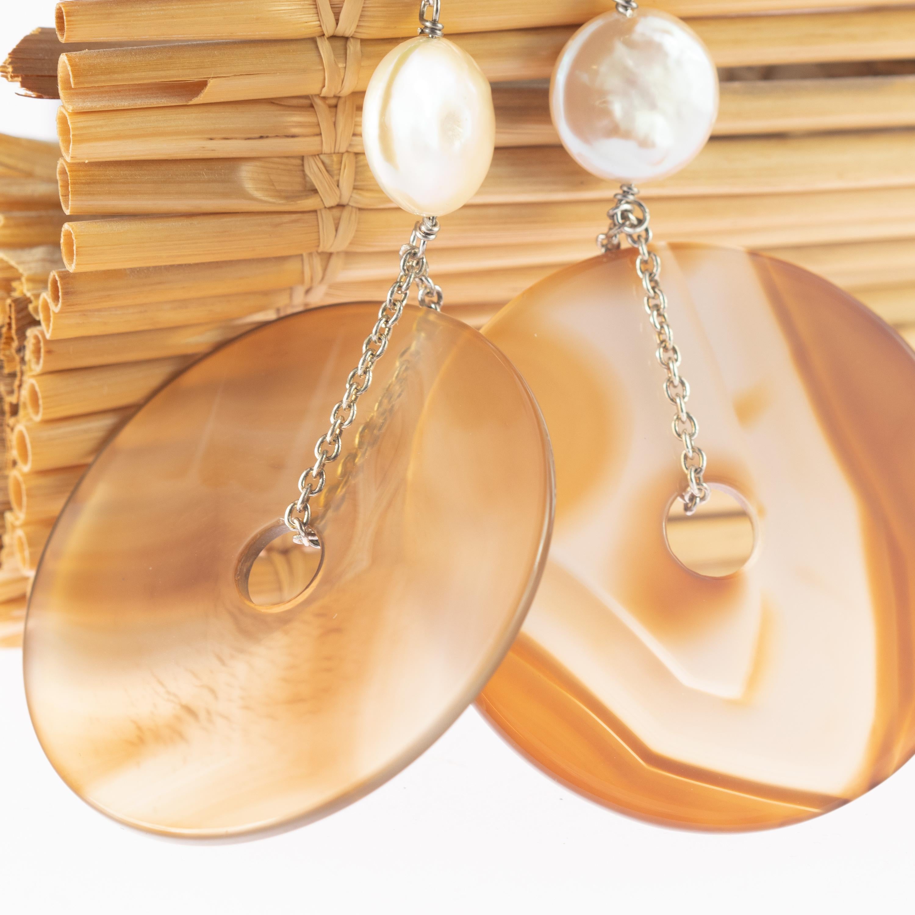 Intini Jewels Pendientes de plata largos de ágata donut marrón color arena y perla en venta 3