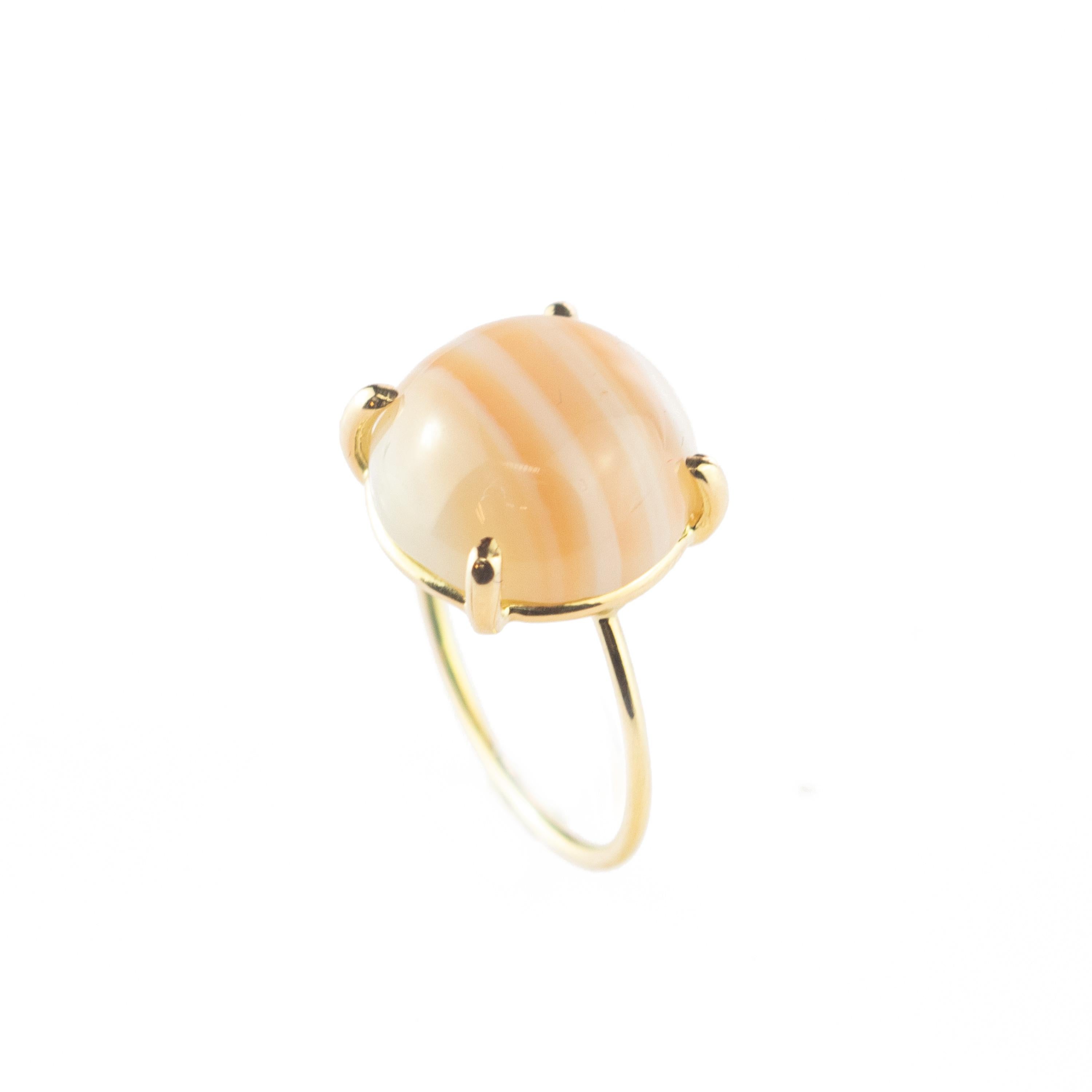 Cette extraordinaire bague en agate (5,5 carats). Tous ces bijoux ont été artistiquement sertis et façonnés en or jaune 18 carats afin de créer un bijou époustouflant. Cette œuvre d'art est destinée à une femme fraîche, jeune et moderne.

L'agate