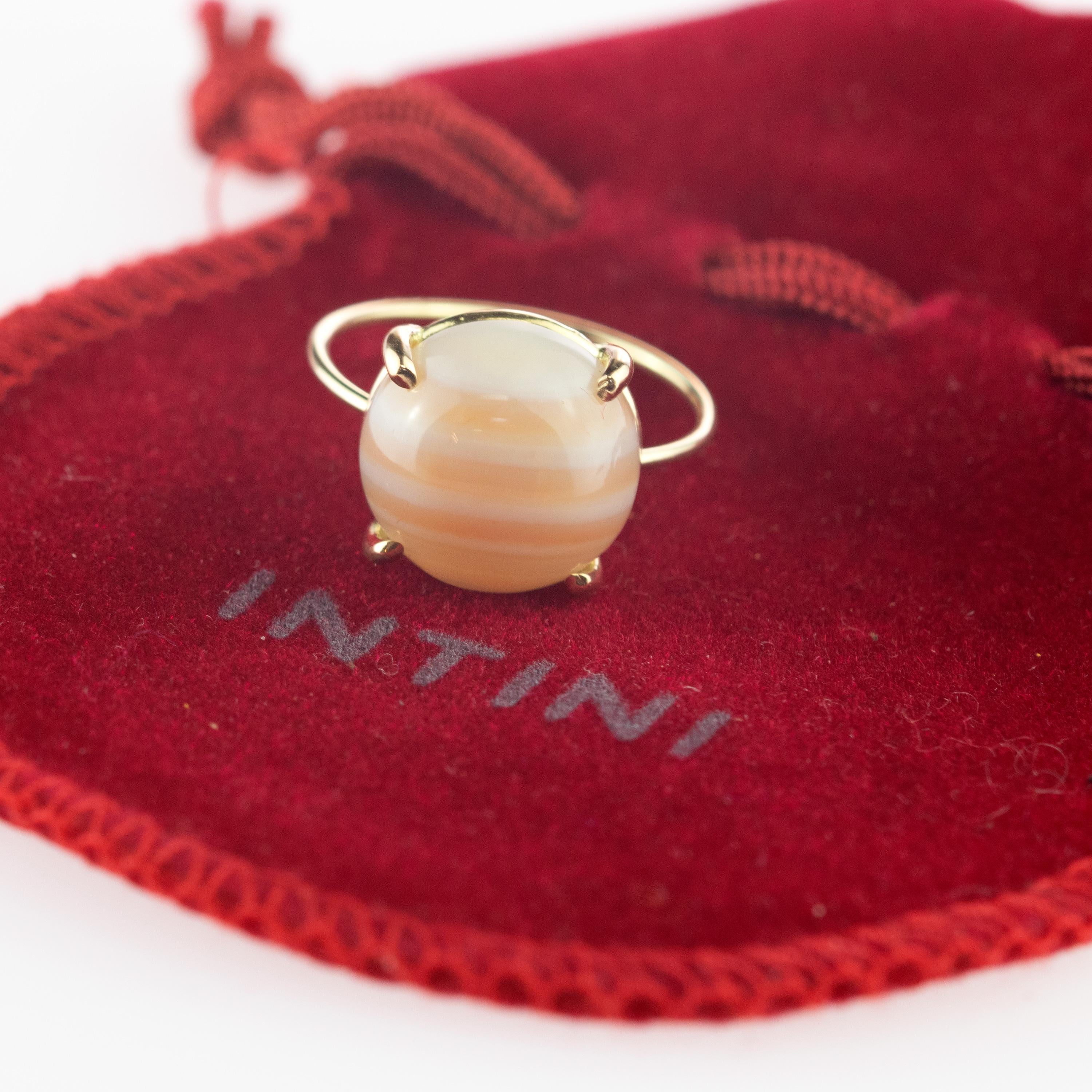 Taille ronde Intini Jewels Agate Nature Brown Or jaune 18 carats Bague de cocktail faite à la main en vente