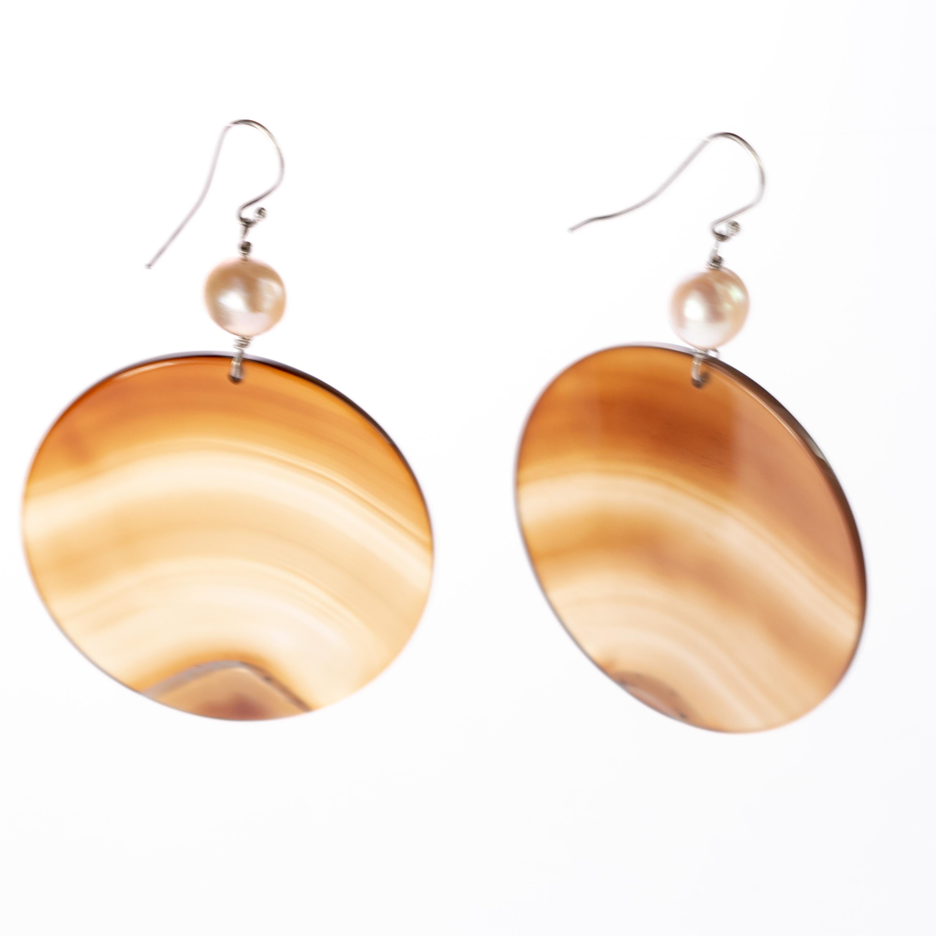 Circular brown agate with a sand-colored shade. A unique and modern piece designed with a vintage and elegant style. Dangle and long earrings with a delicate 925 sterling silver chain holding a round pearl.

Inspired in one of the world's natural