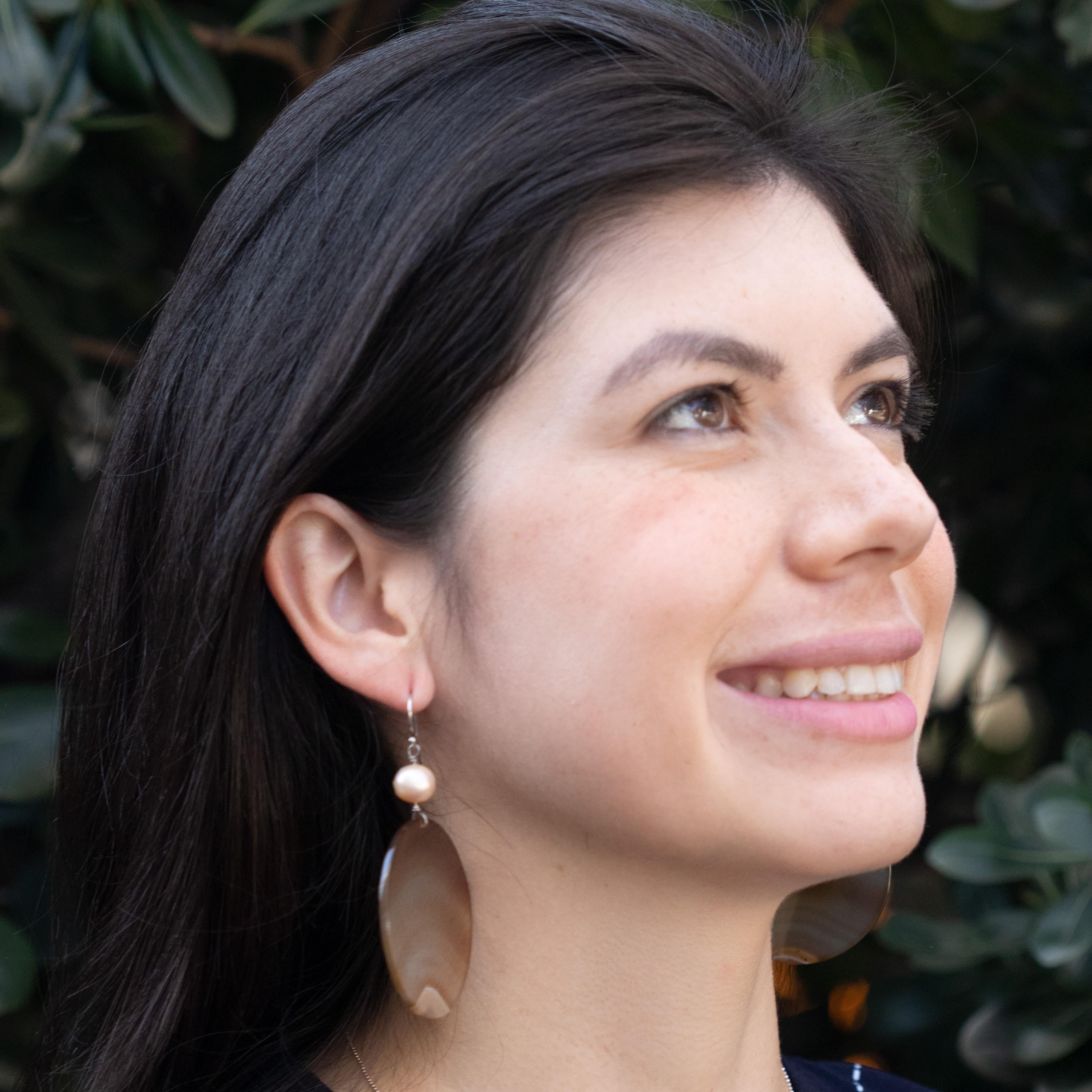 Runde Ohrringe mit Achat und runden Perlen in braunem Sand in Form von Perlen vontini Jewels Damen im Angebot