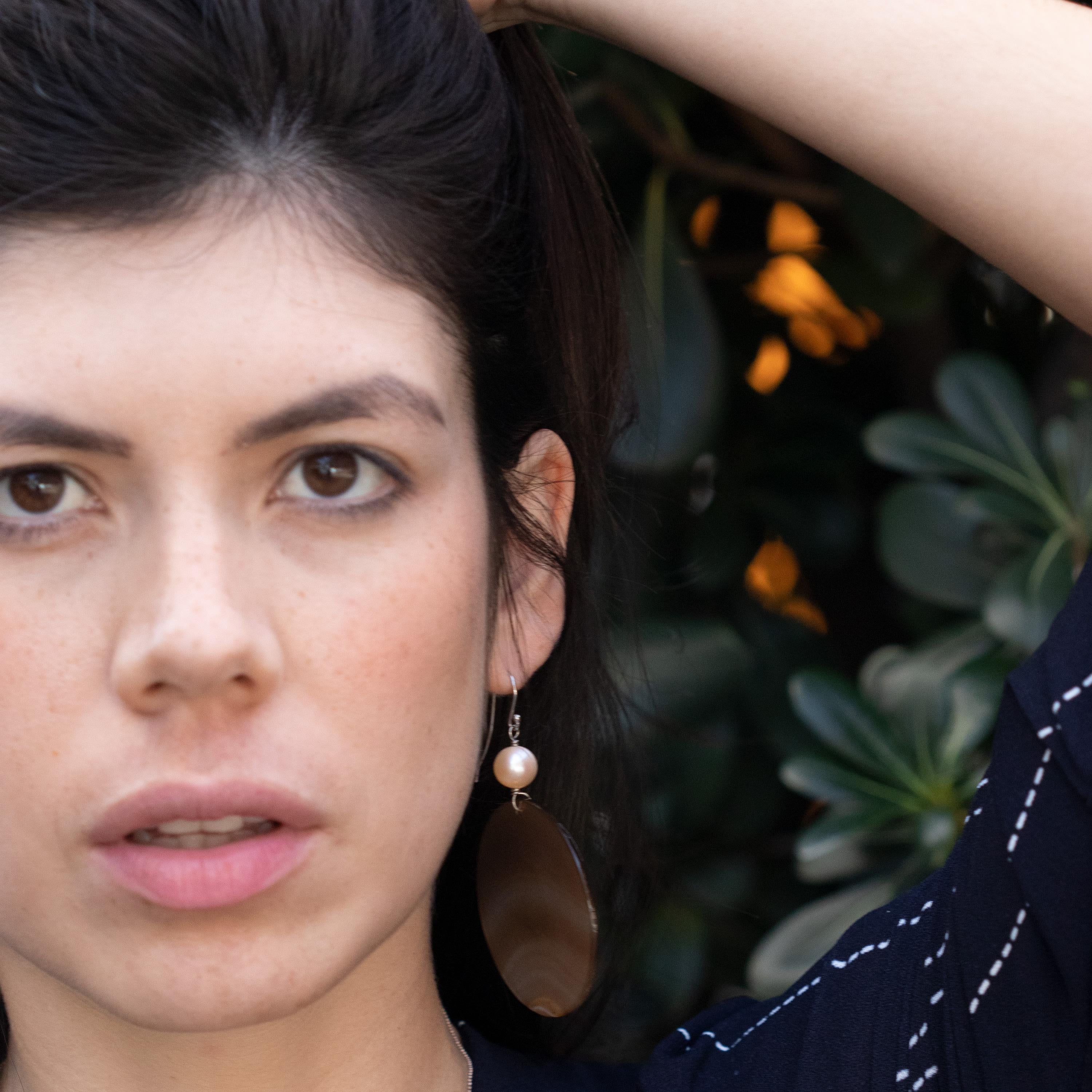 Runde Ohrringe mit Achat und runden Perlen in braunem Sand in Form von Perlen vontini Jewels im Angebot 3