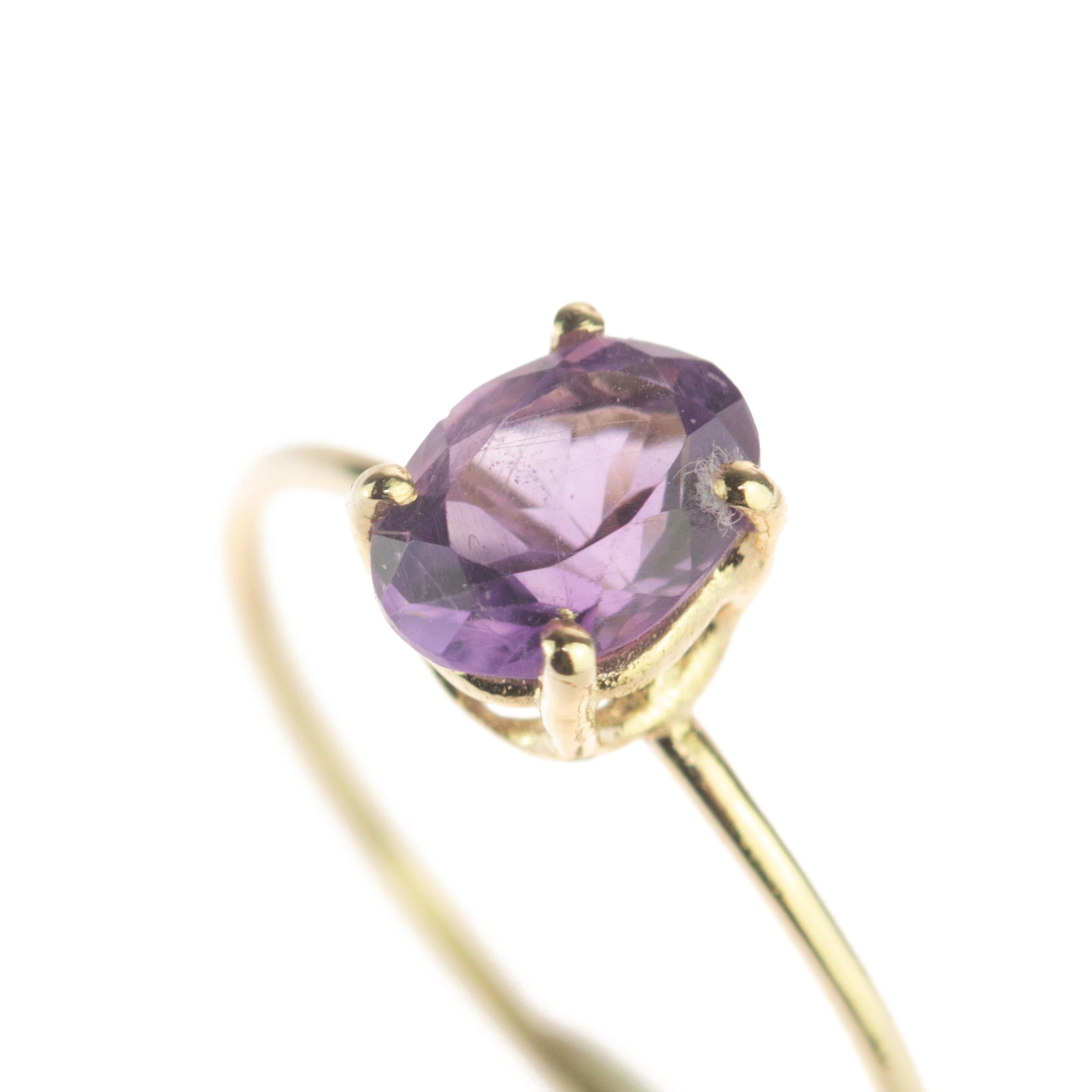 Amethyst-Schmuck von INTINI Jewels. Moderner und eleganter Midi-Ring aus 14-karätigem Gelbgold mit ovalem Schliff und kleinen Greifen, die den Ring einfassen. Heilsteine mit schönen handgefertigten Designs.

Made in Italy Hochwertiger Schmuck. Nach