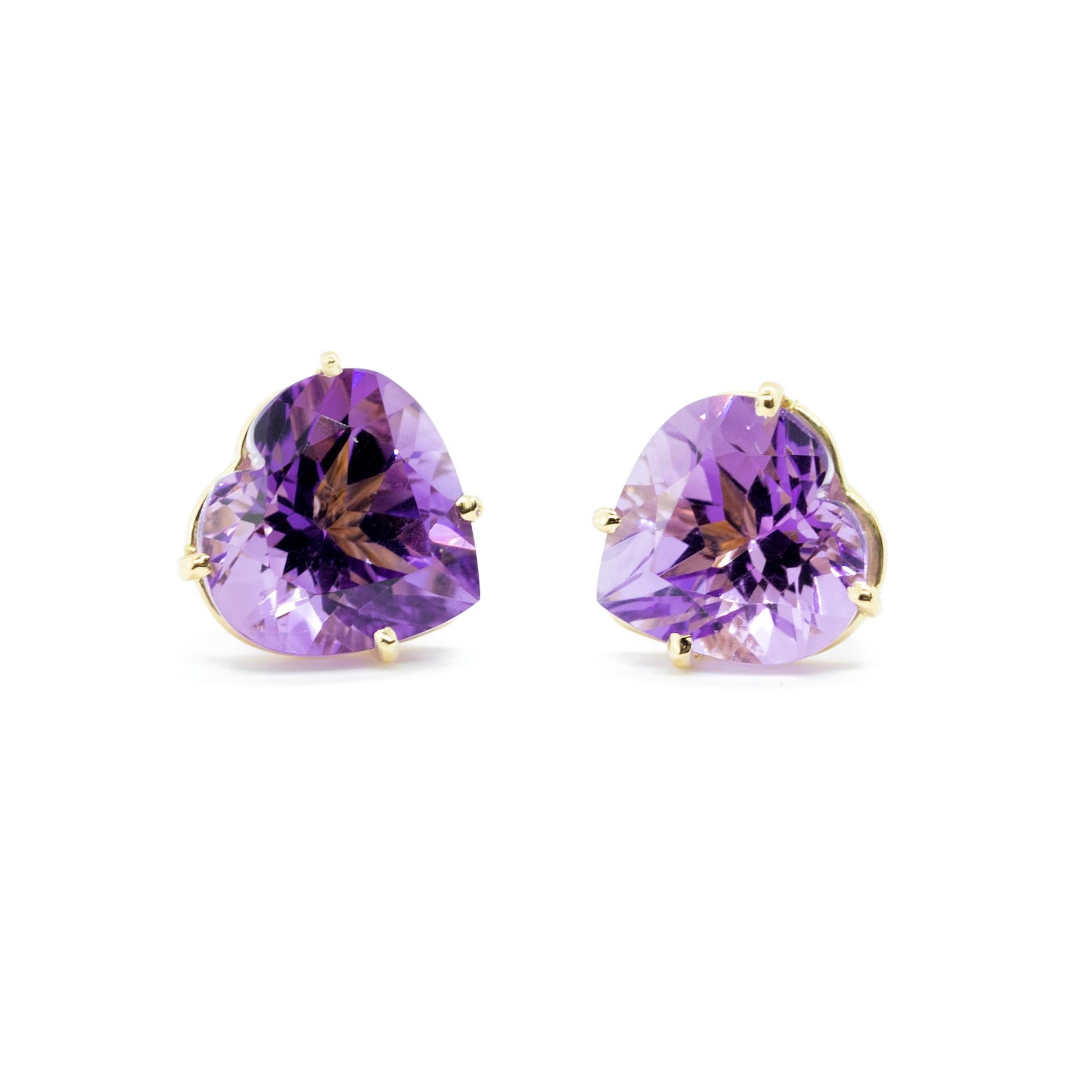 Merveilleuses boucles d'oreilles cocktail en or jaune 18 carats faites à la main et ornées de deux magnifiques améthystes en forme de cœur. Ouvrez votre intuition et améliorez vos sens de l'amour. 

Inspiré par un fort sentiment d'amour. Le cœur