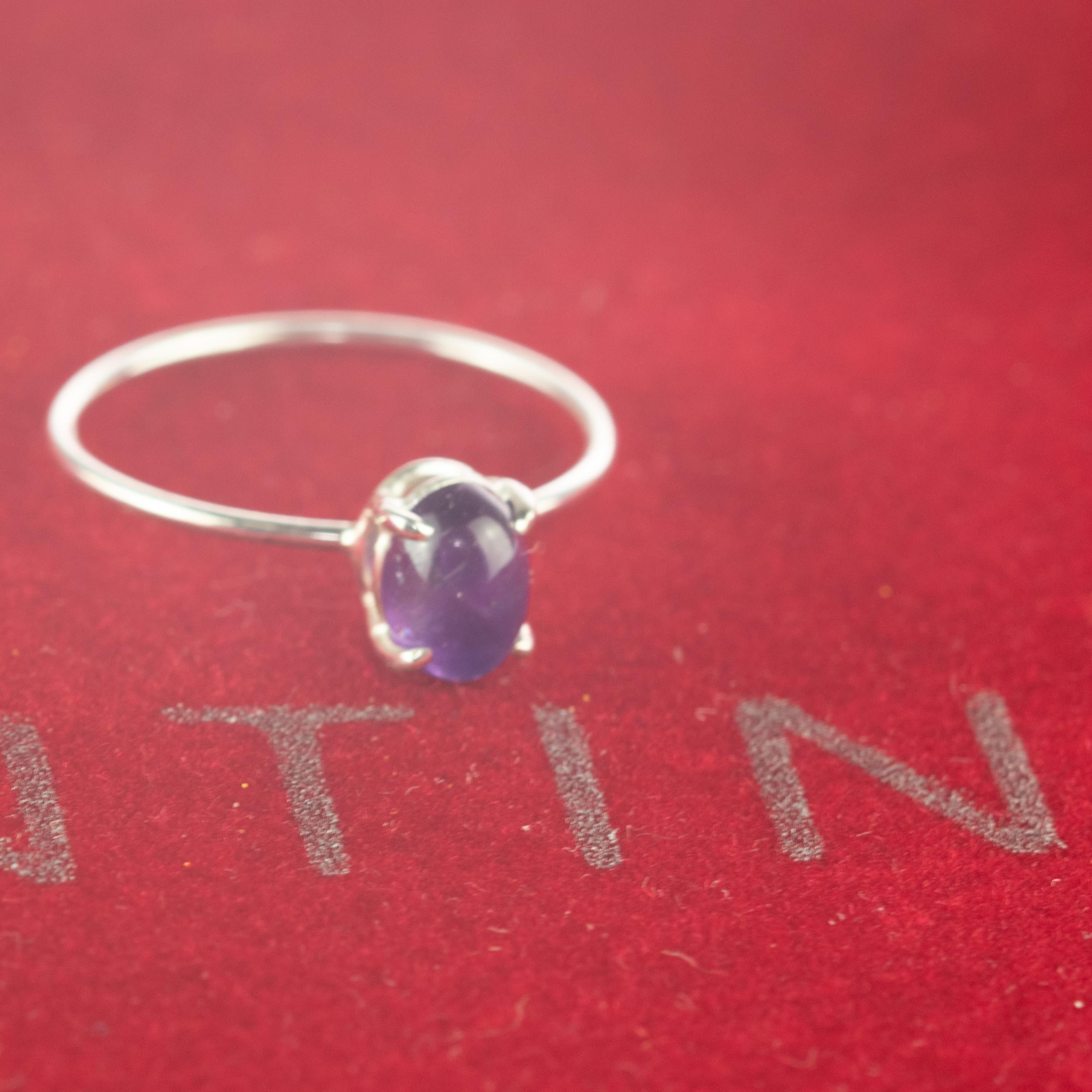 L'anello d'argento con ametista di Intini Jewels è pieno di colori e di fascino!  Anello in argento dal design moderno ed elegante con taglio ovale e piccole giraffe che circondano l'anello, perfetto per un look estivo.

L'ametista è un