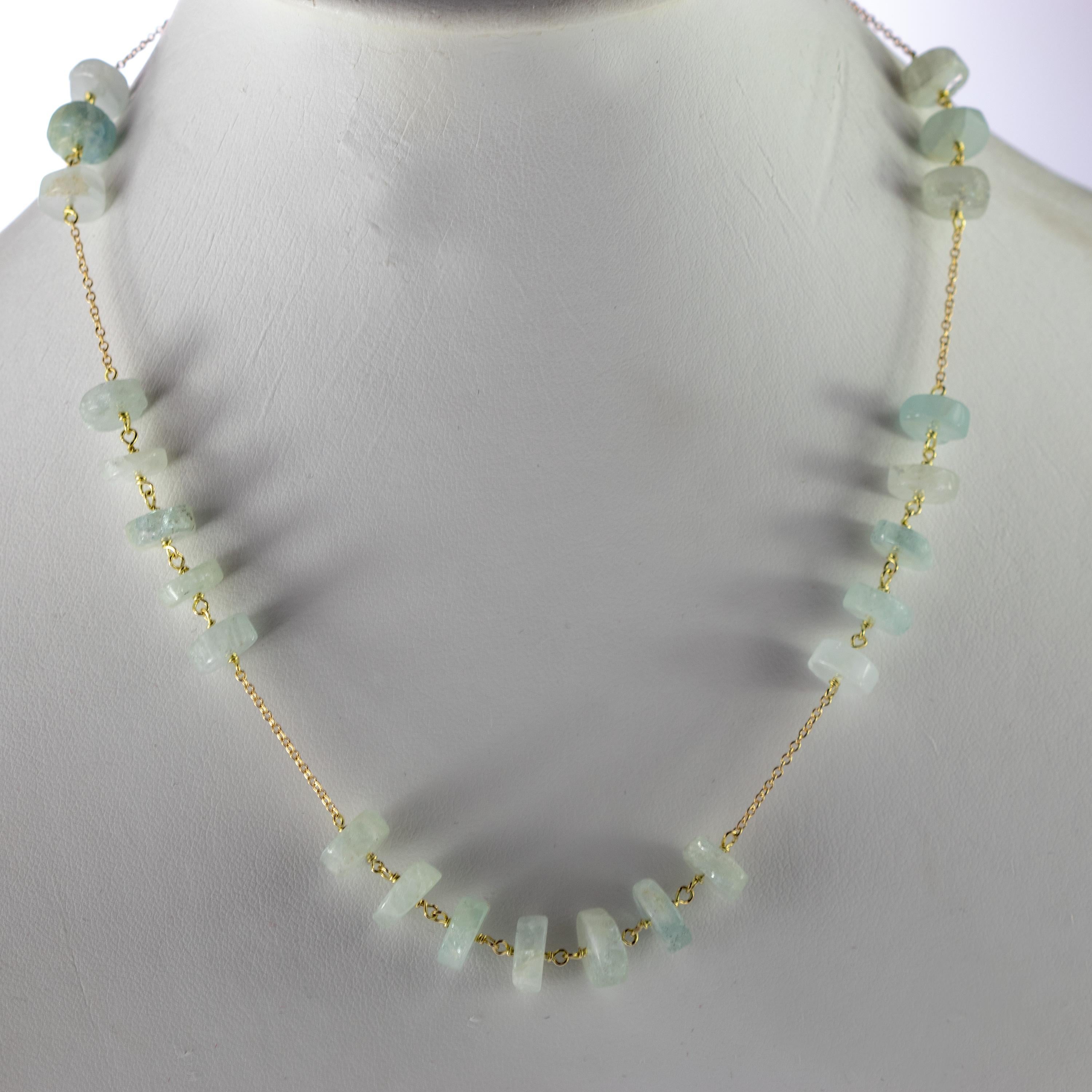 Luminosa parure di gioielli preziosi naturali su elegante montatura in oro. Meravigliosa collana e bracciale/cavigliera con rondelle di pura acquamarina grezza, per un fascino luminoso e unico.
 
Un elegante tocco di glamour a portata di mano.