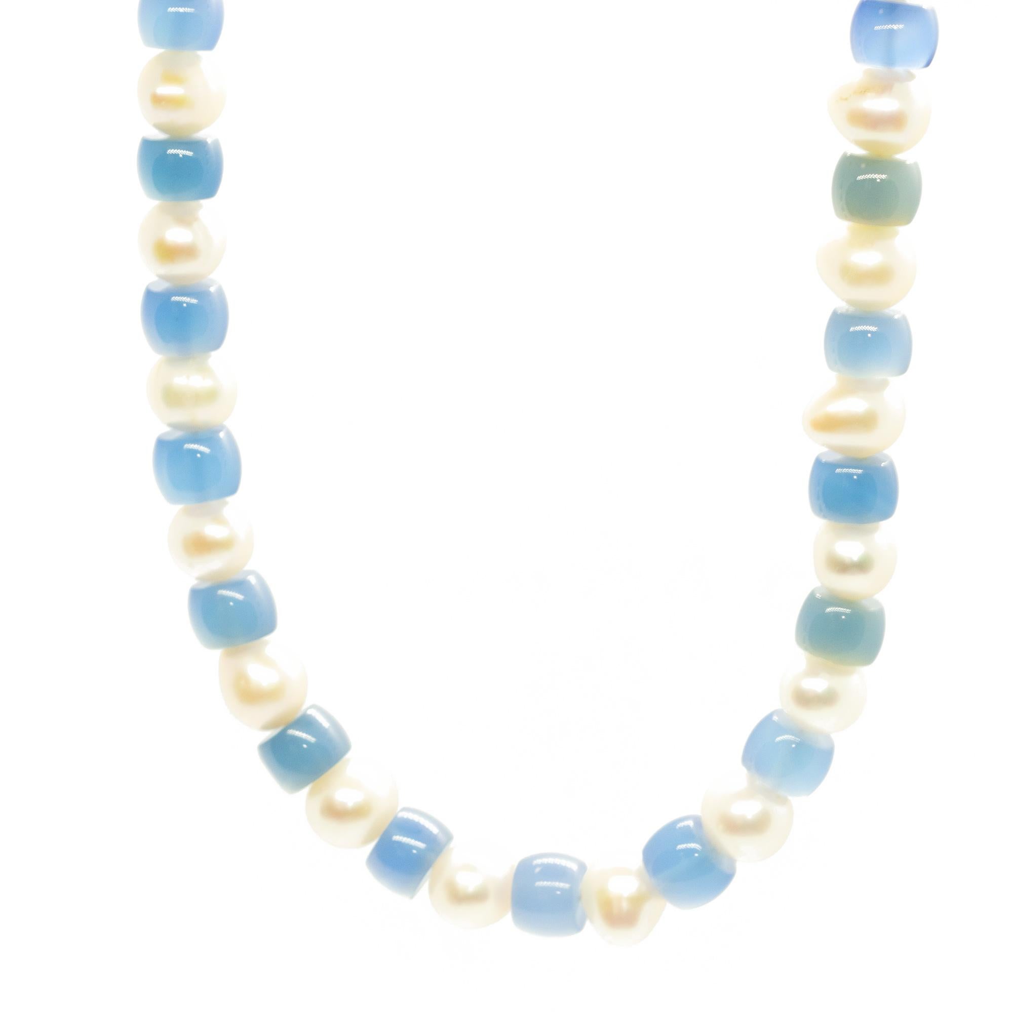 Un diseño colorido y glamuroso. Un estilo moderno y delicado para una mujer joven e intrépida. Deléitate con una luminosa joya hecha a mano. Cuentas de piedras preciosas naturales con cierre de oro amarillo de 18 quilates. El complemento perfecto