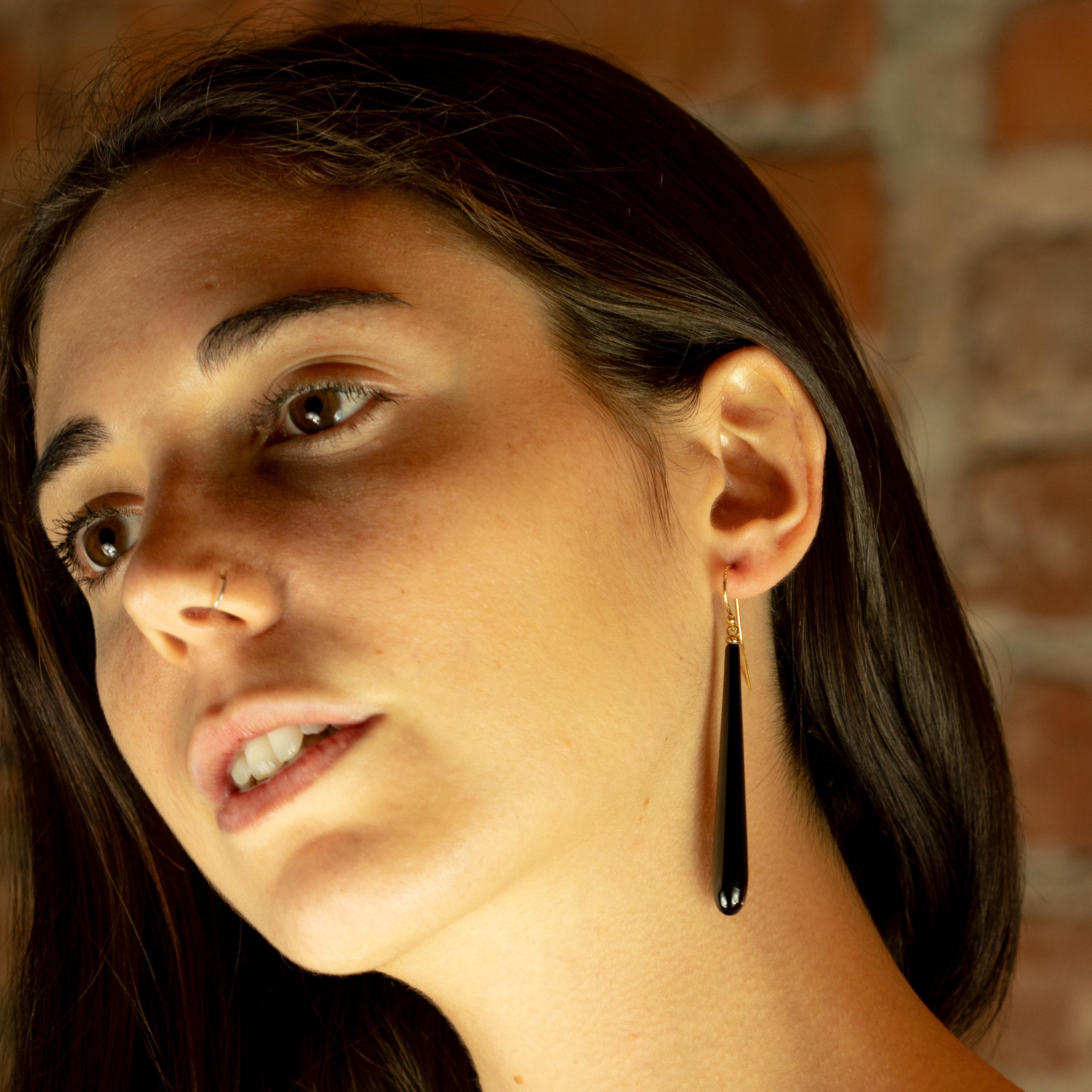 Taille mixte Intini Jewels Boucles d'oreilles pendantes déco en or jaune 18 carats et agate noire en forme de larme audacieuse en vente