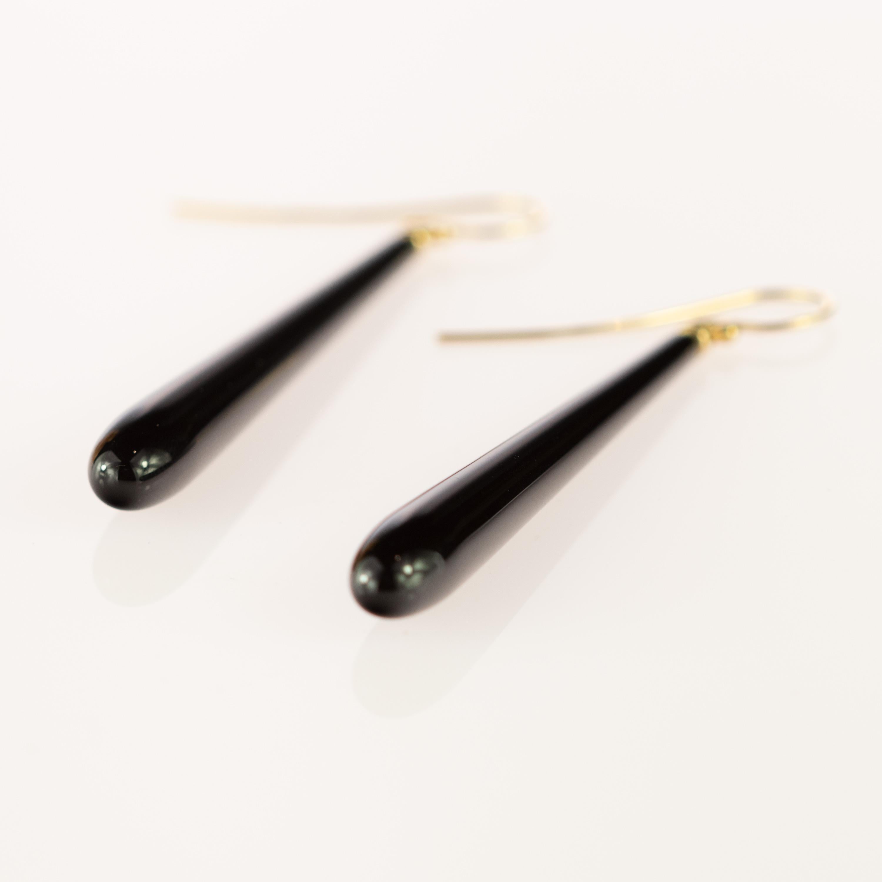 Intini Jewels Boucles d'oreilles pendantes déco en or jaune 18 carats et agate noire en forme de larme audacieuse en vente 1