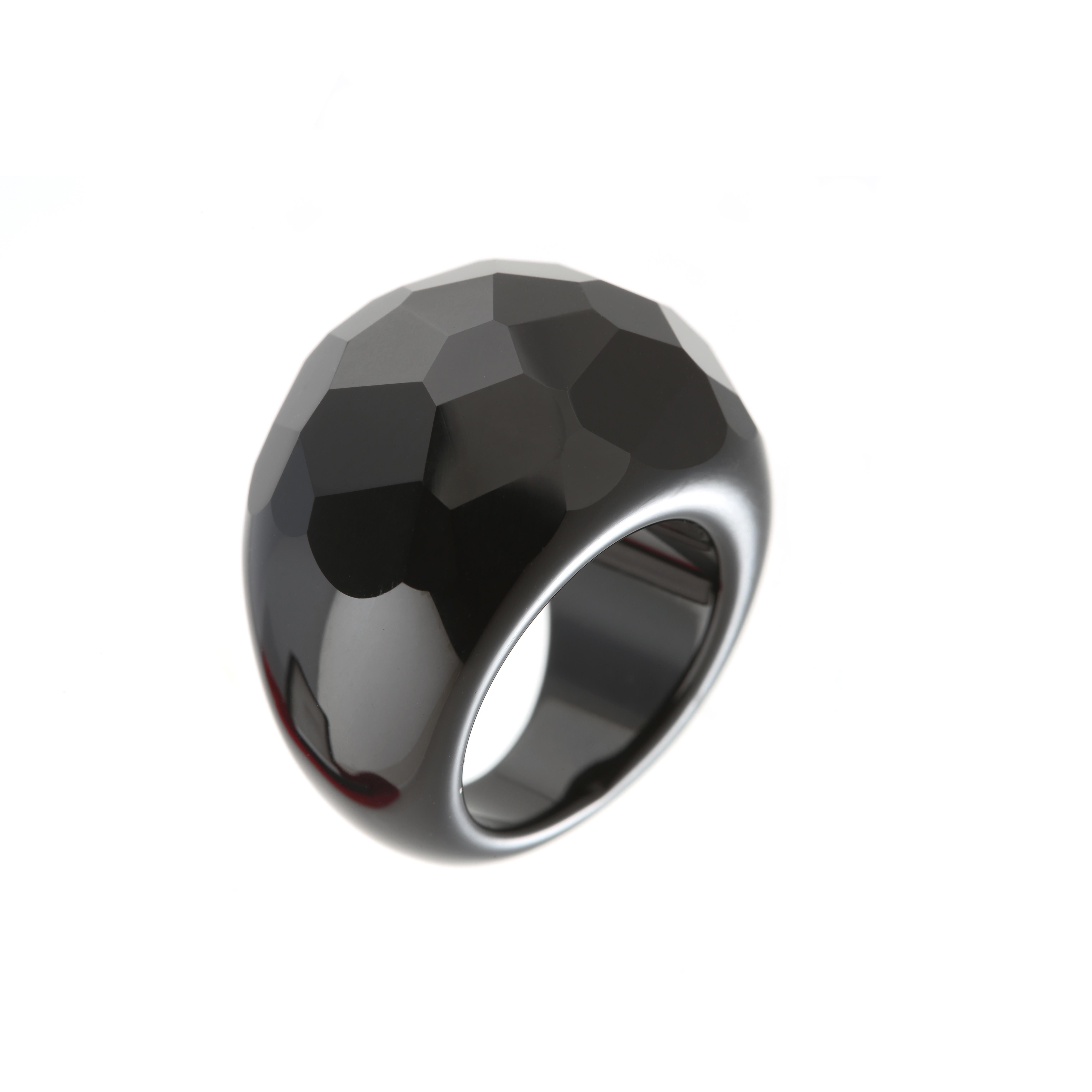 Delight yourself with a luminous handmade jewelry, a black agate ring perfect for an enigmatic night. A modern piece full of light and luxury. A simple touch of elegance that will decorate your hand with glamour and uniqueness. 

Immerse yourself in