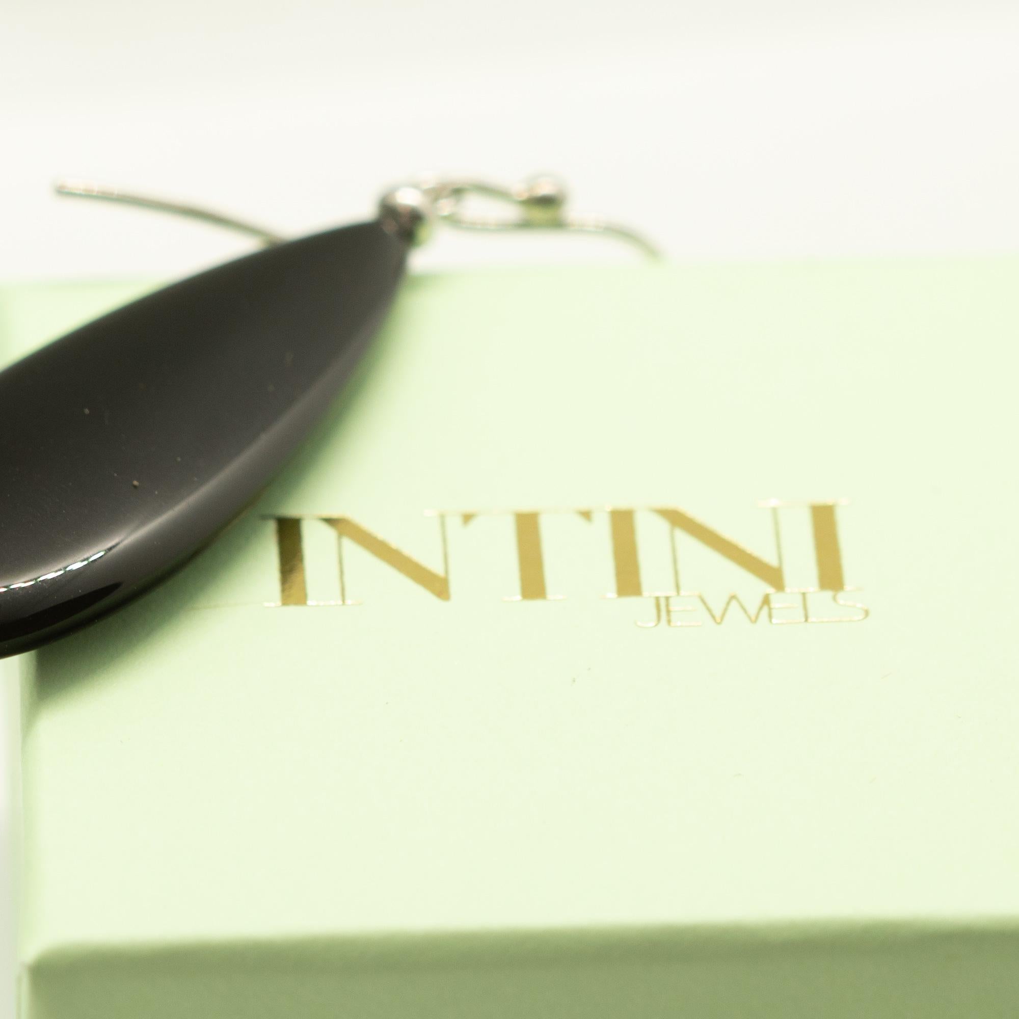 Ohrringe aus schwarzem Achat, Made in Italy.

- • 925er Sterlingsilber
- • Schwarzer Achat Tropfen 4,0 x 1,2 cm
- • Gesamtlänge 5,6 cm
- • Gesamtgewicht 12,0 g, jeder Ohrring 6,0 g

Bei Intini Jewels haben wir uns dazu verpflichtet, ein