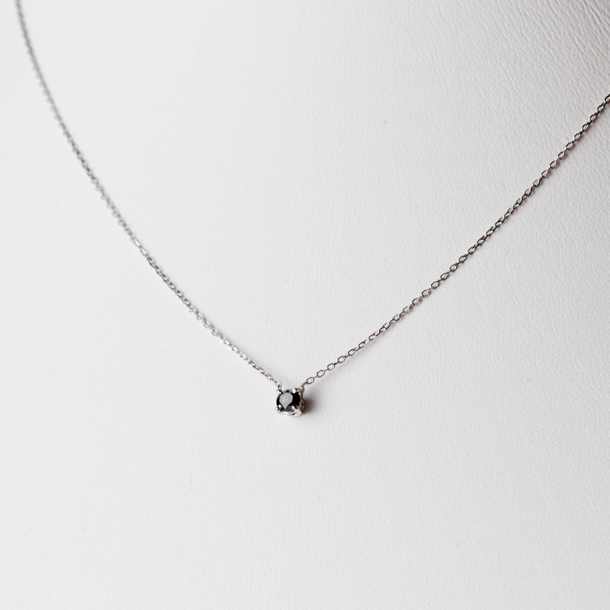 Minimalist 18 karat white gold necklace with a beautiful green sapphire of 0.25 carats. The perfect handmade jewellery for an unforgettable cocktail night.

• 18 Karat white Gold
• Black Diamond 0.25 carats
• Total length: 42 cm
• Total weight: 1.1