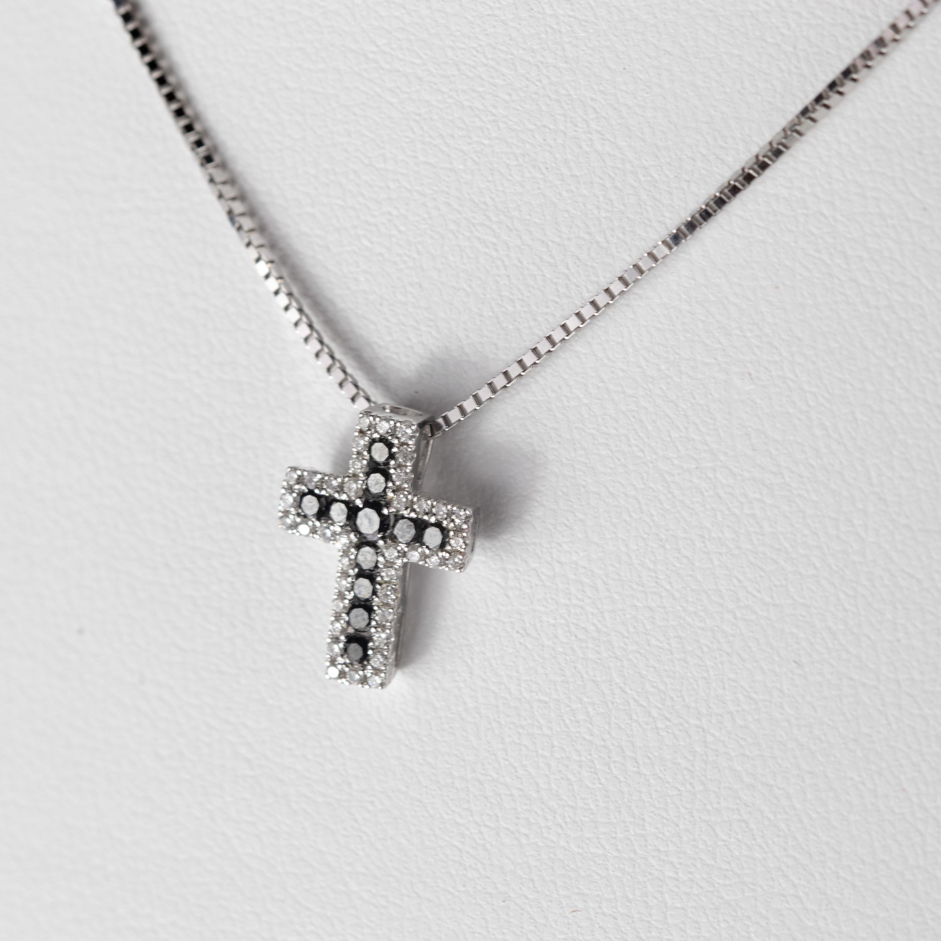 Splendid and stunning delicate cross pendant made of more than 30 white diamonds and 10 black diamonds. Marvelous design that creates a unique pendant full of light and glamour. Holded by a 18 karat white gold 45 cm chain for a chic and vintage