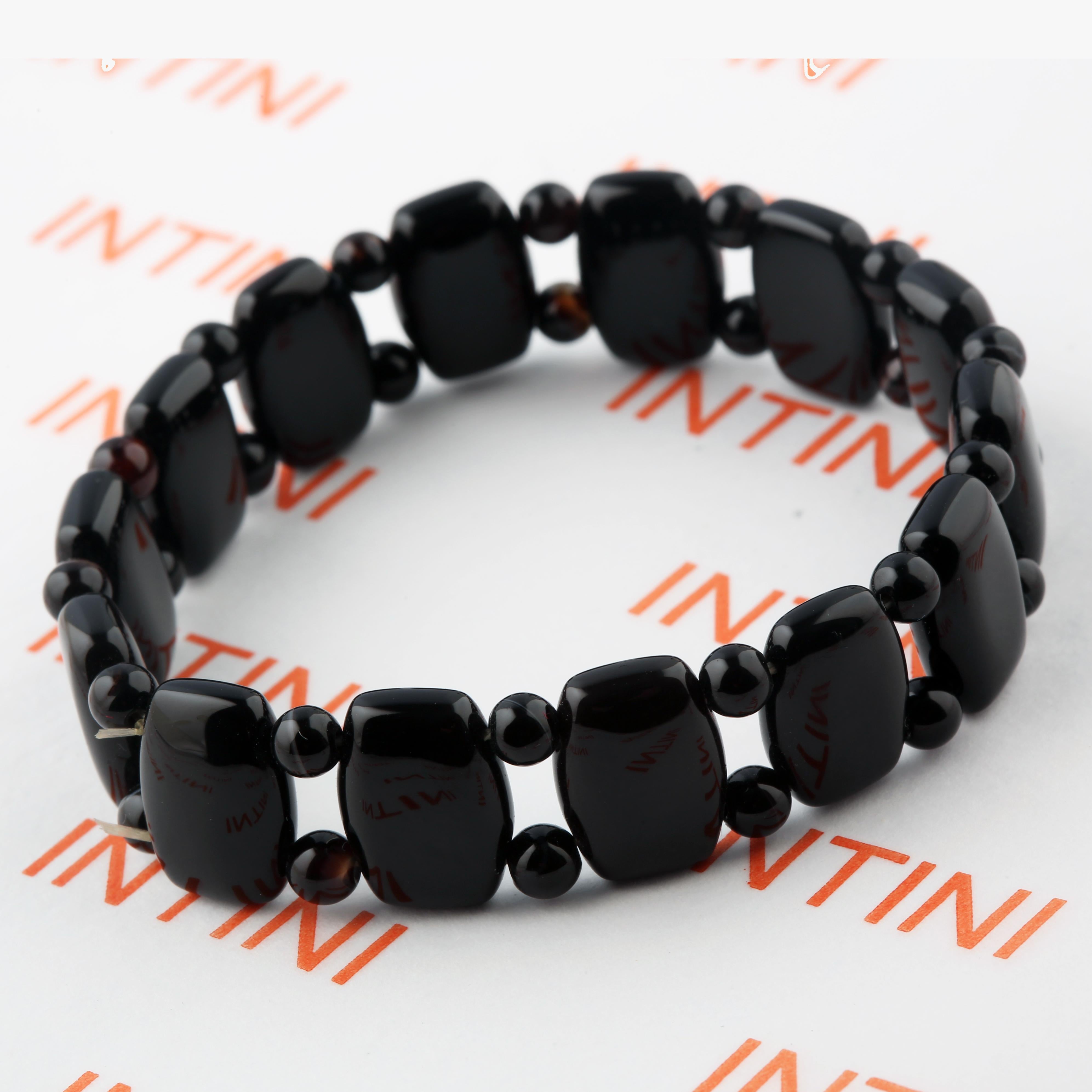 Bracciale elastico in agata nera.

Il significato dell'onice nera è autocontrollo, capacità decisionale, intuizione, protezione. È opinione diffusa che l'onice nero possa cambiare le tue abitudini, sia se usato con fede. Si tratta di una potente