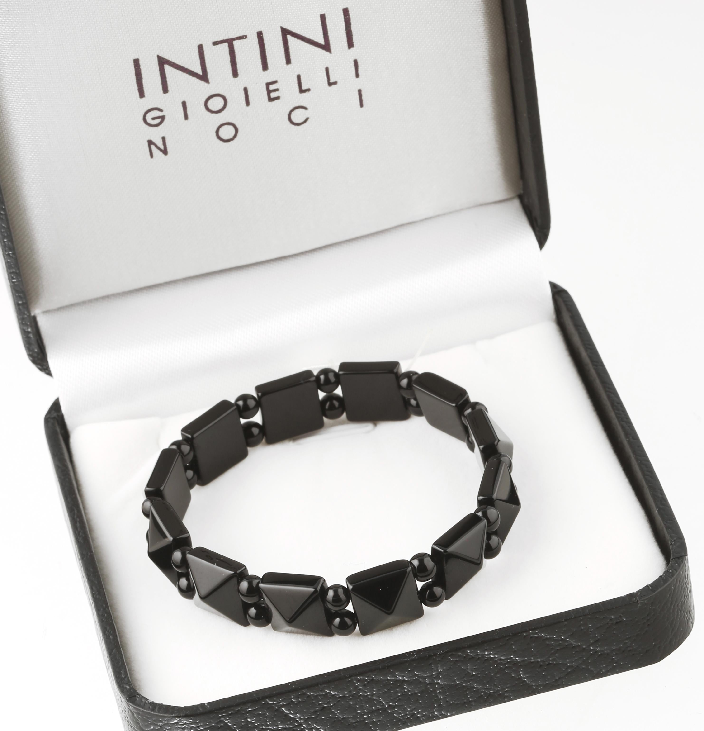 Elastic bracelet in black agate.

Black Onyx meaning is self control, decision-making, intuition, protection. It is widely believed that black onyx can change your habits are erratic, either when used with faith. It is about as one powerful