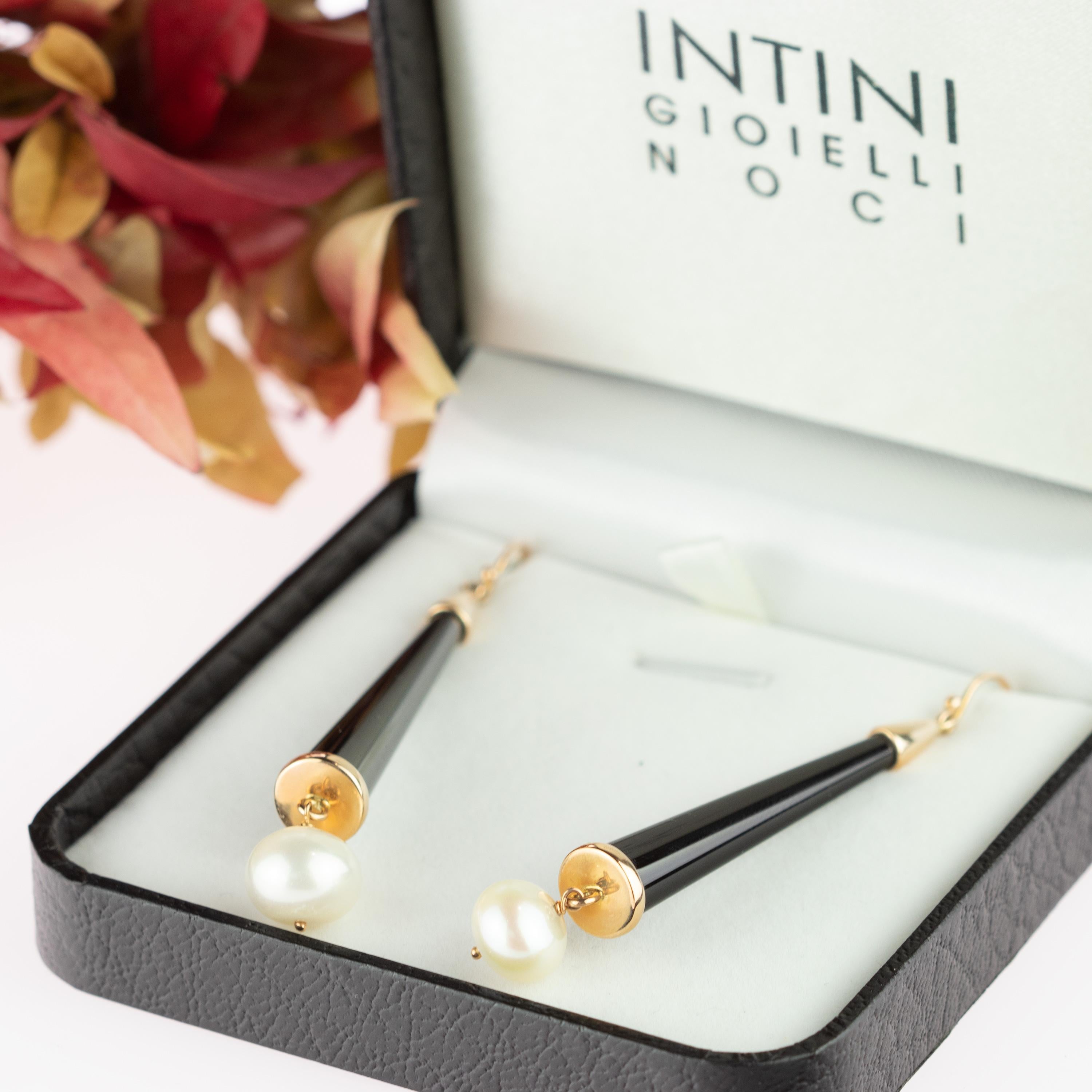 Intini Jewels Orecchini pendenti d'acqua dolce a cono in onice nero con perle d'acqua dolce in oro 18 carati in vendita 1