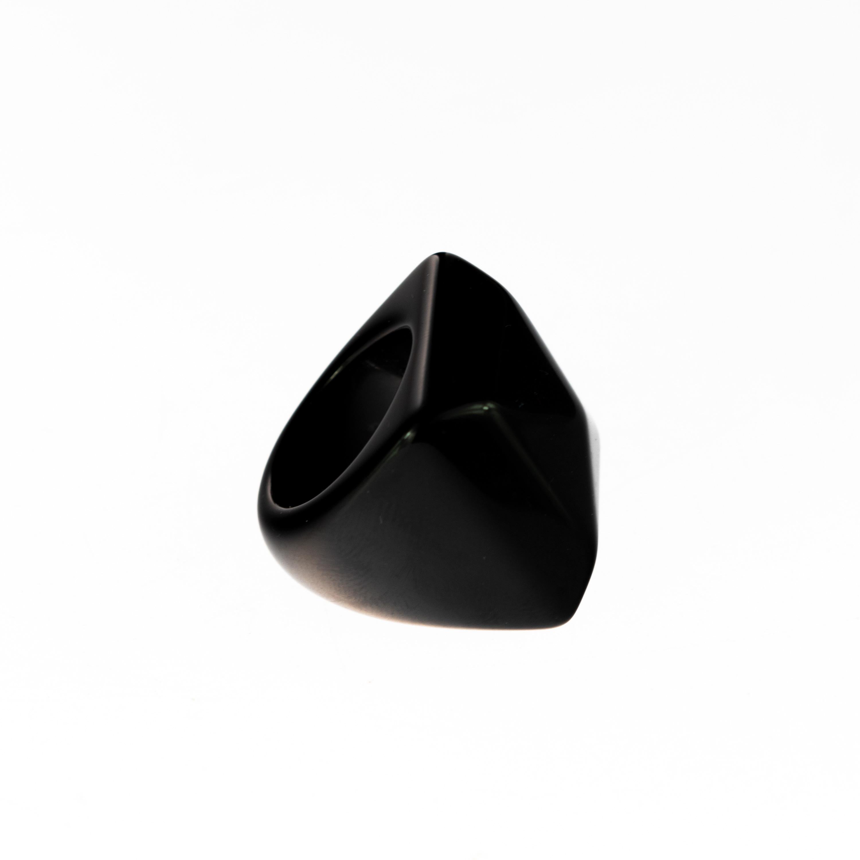 bullet?
Delight yourself with a luminous handmade jewelry, a black agate ring perfect for an enigmatic night. A modern piece full of light and luxury. A simple touch of elegance that will decorate your hand with glamour and uniqueness. A pyramid and