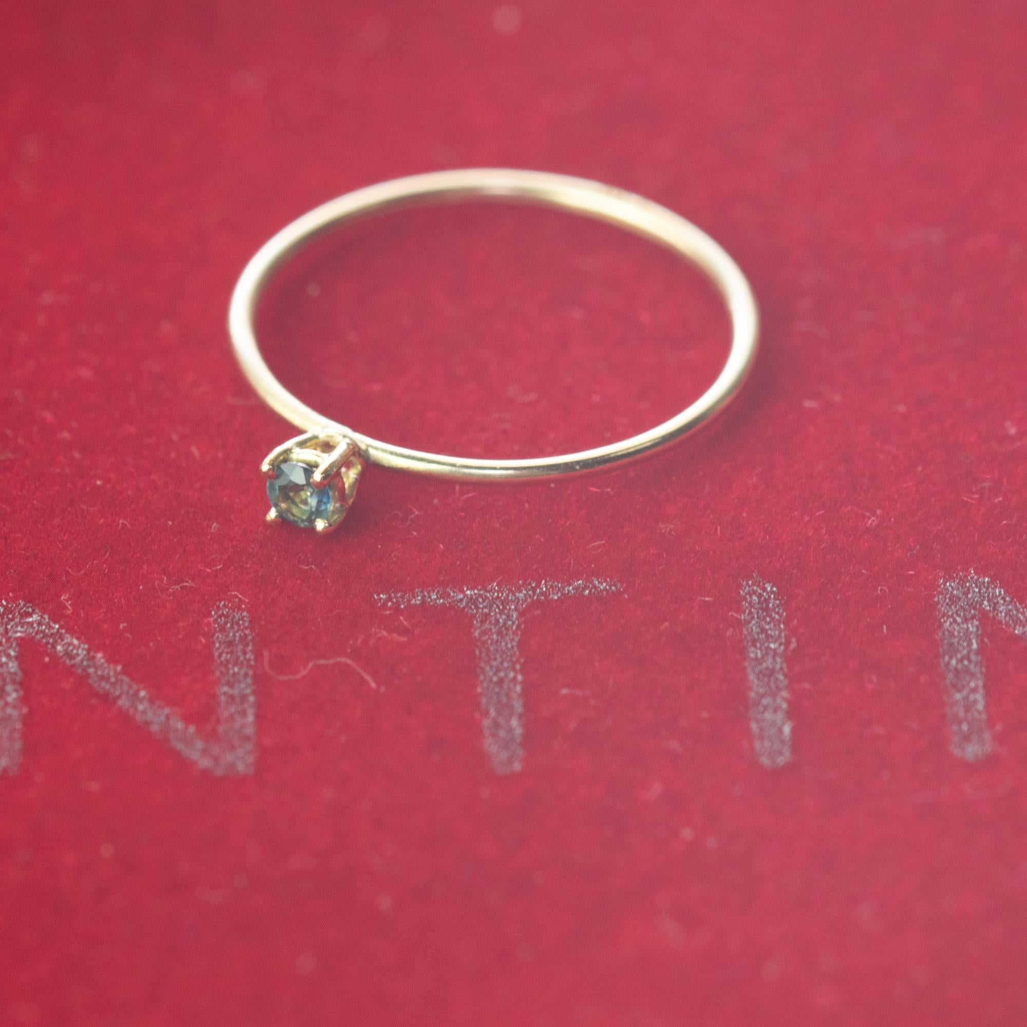 Donna Intini Jewels Anello con zaffiro blu in oro 14 carati, fatto a mano e moderno. in vendita
