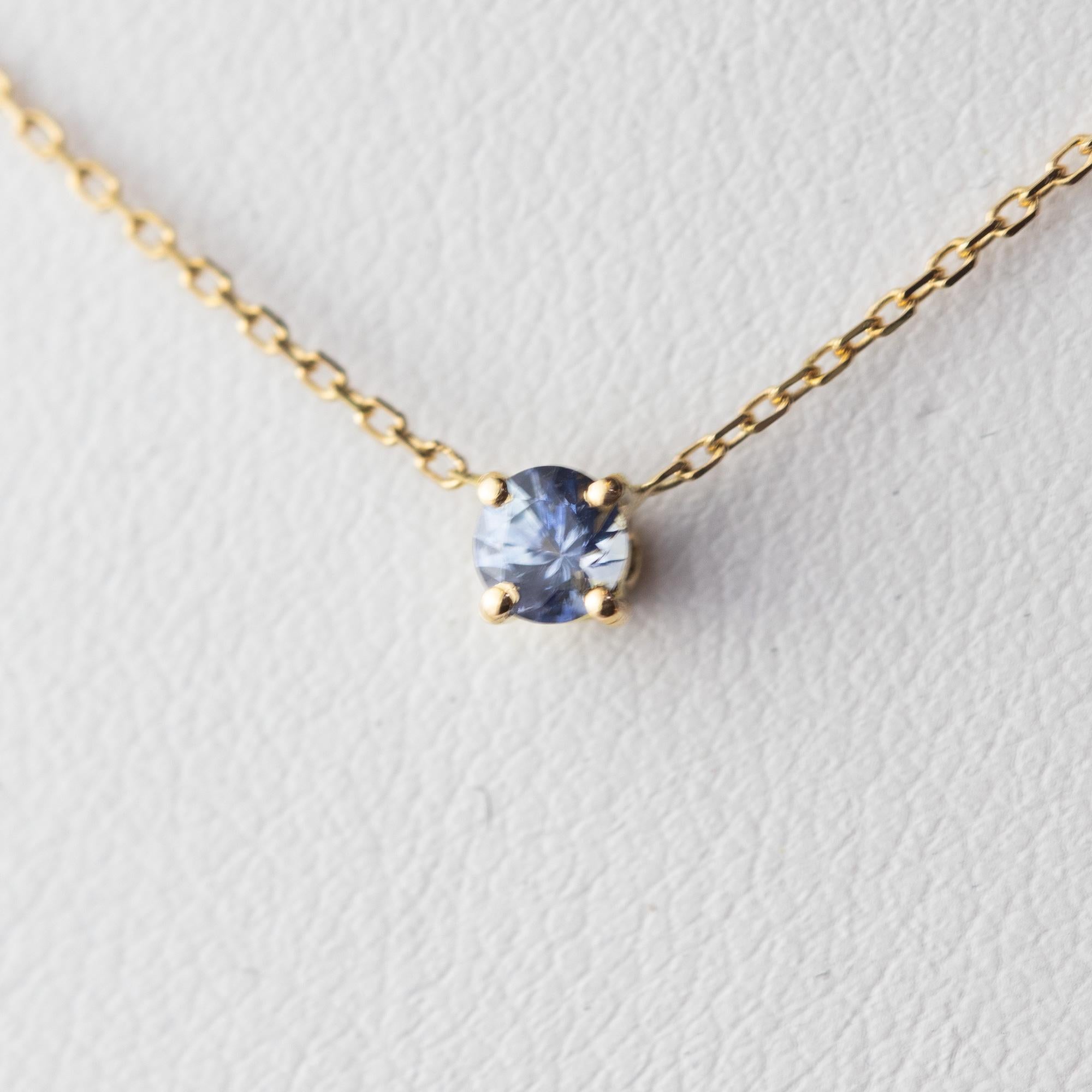 Collana minimalista in oro giallo 18 carati con un bellissimo zaffiro blu di 0,25 carati. I gioielli fatti a mano perfetti per una serata cocktail indimenticabile.

Gli zaffiri blu rappresentavano il massimo della fede e della speranza celeste nel