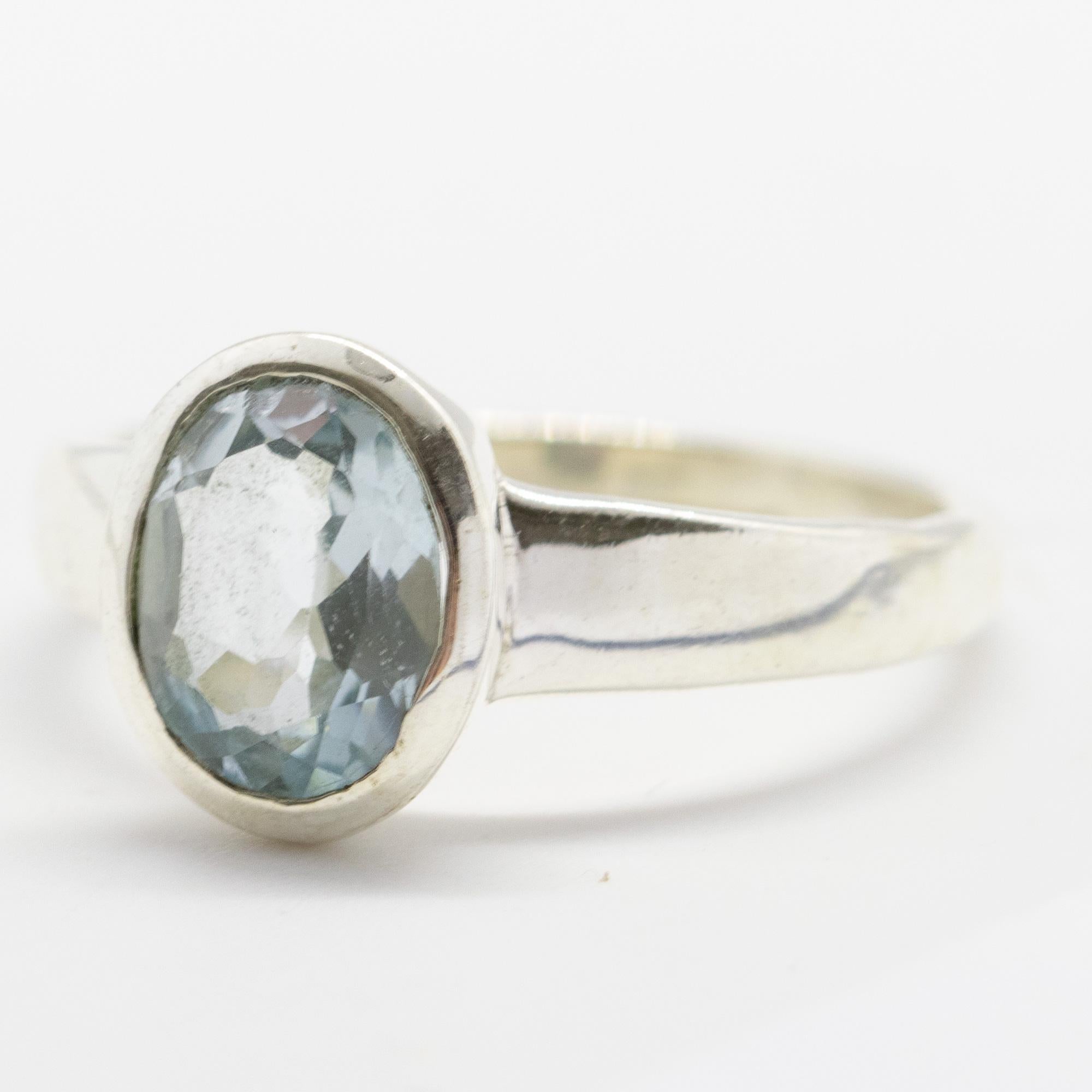 Mit einer perfekten Größe, wird es mit Ihrem täglichen eleganten Outfits zu füllen. 

Facettierter ovaler Peridot auf einem Designschmuck-Kunstwerk gefasst.

- • 925 Sterling Silber
- • Topas, 0,8 x 0,4 cm, ovaler Facettenschliff
- • Gesamtgewicht