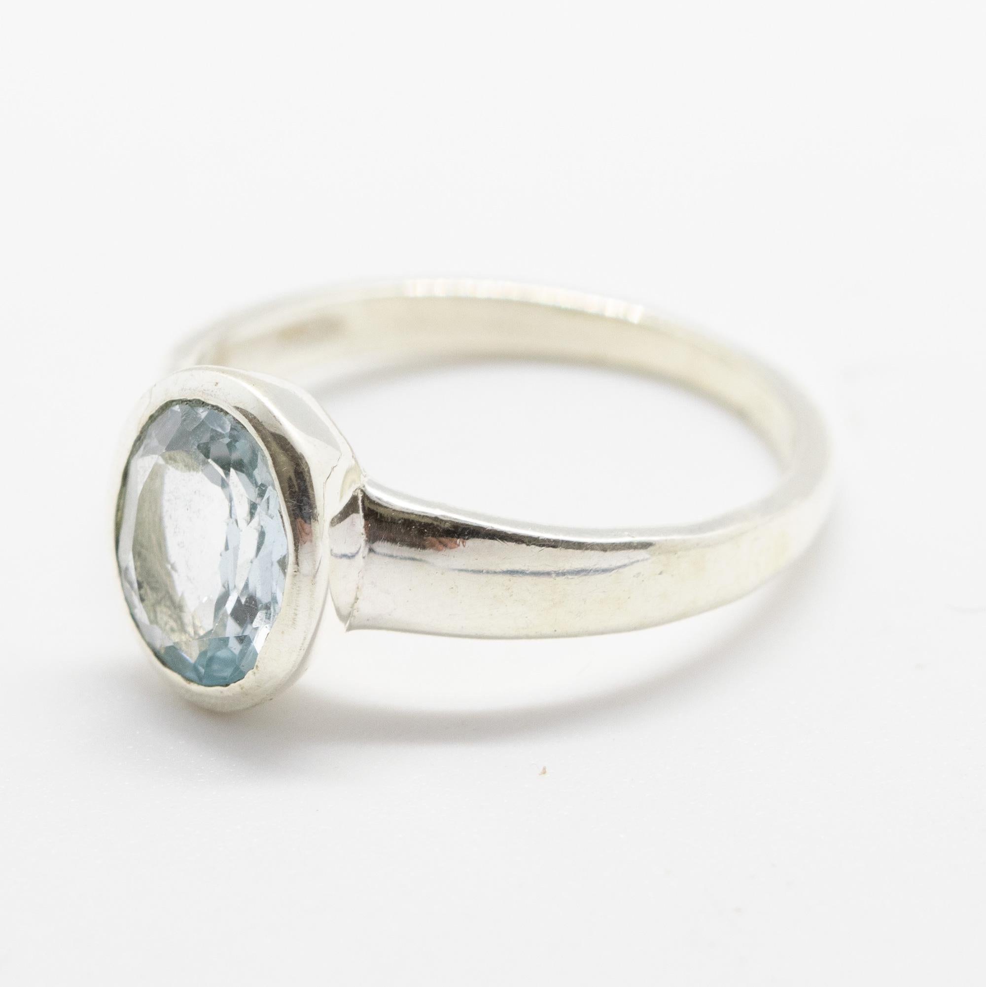 Ovaler Cocktailring von Intini Jewels mit blauem Schweizer Topas und Edelsteinen in Sterlingsilber-Lünette (Art nouveau) im Angebot