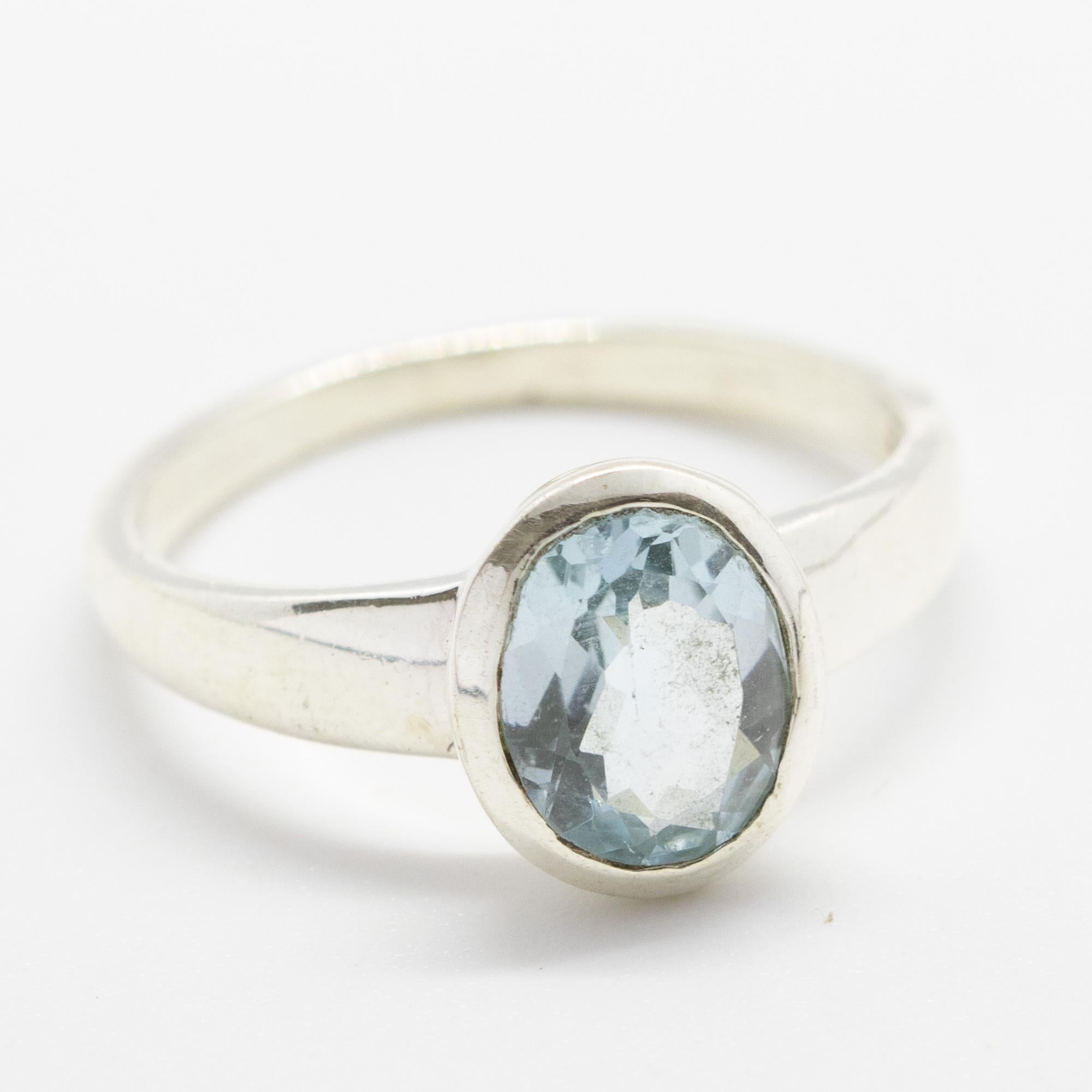 Ovaler Cocktailring von Intini Jewels mit blauem Schweizer Topas und Edelsteinen in Sterlingsilber-Lünette (Ovalschliff) im Angebot