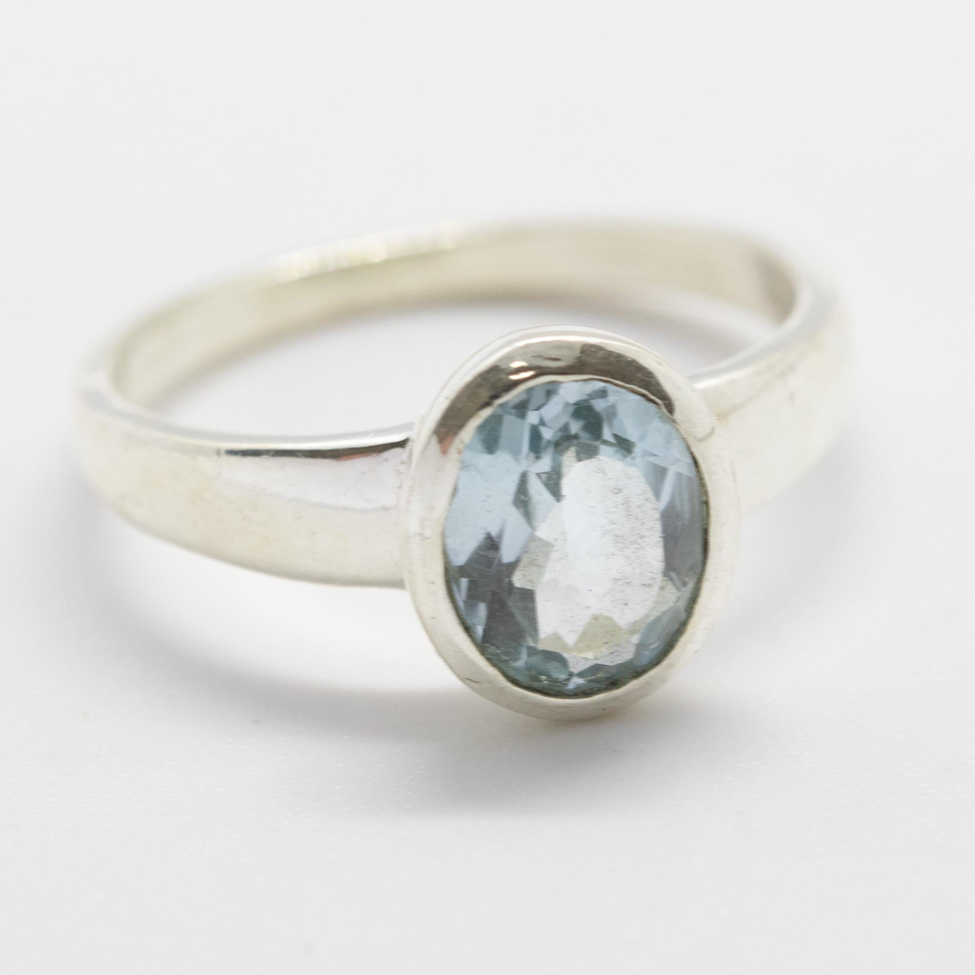 Ovaler Cocktailring von Intini Jewels mit blauem Schweizer Topas und Edelsteinen in Sterlingsilber-Lünette im Angebot 1