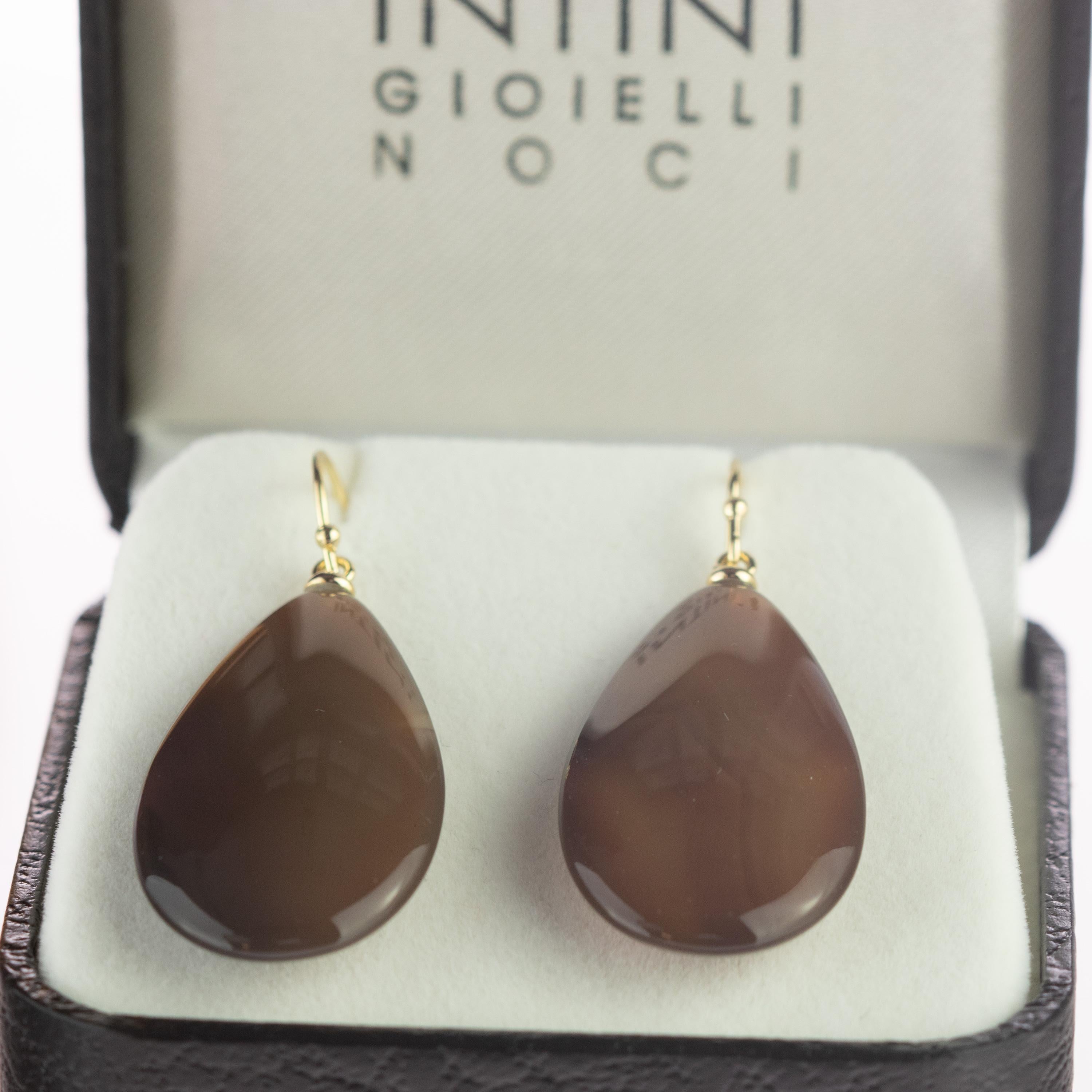 Chaque boucle d'oreille est ornée d'une superbe larme d'agate de 53,5 carats, en forme de goutte, pulpeuse et brune. La combinaison parfaite d'une pièce romantique et confortable. Boucles d'oreilles habiles et rayonnantes créées par des artisans
