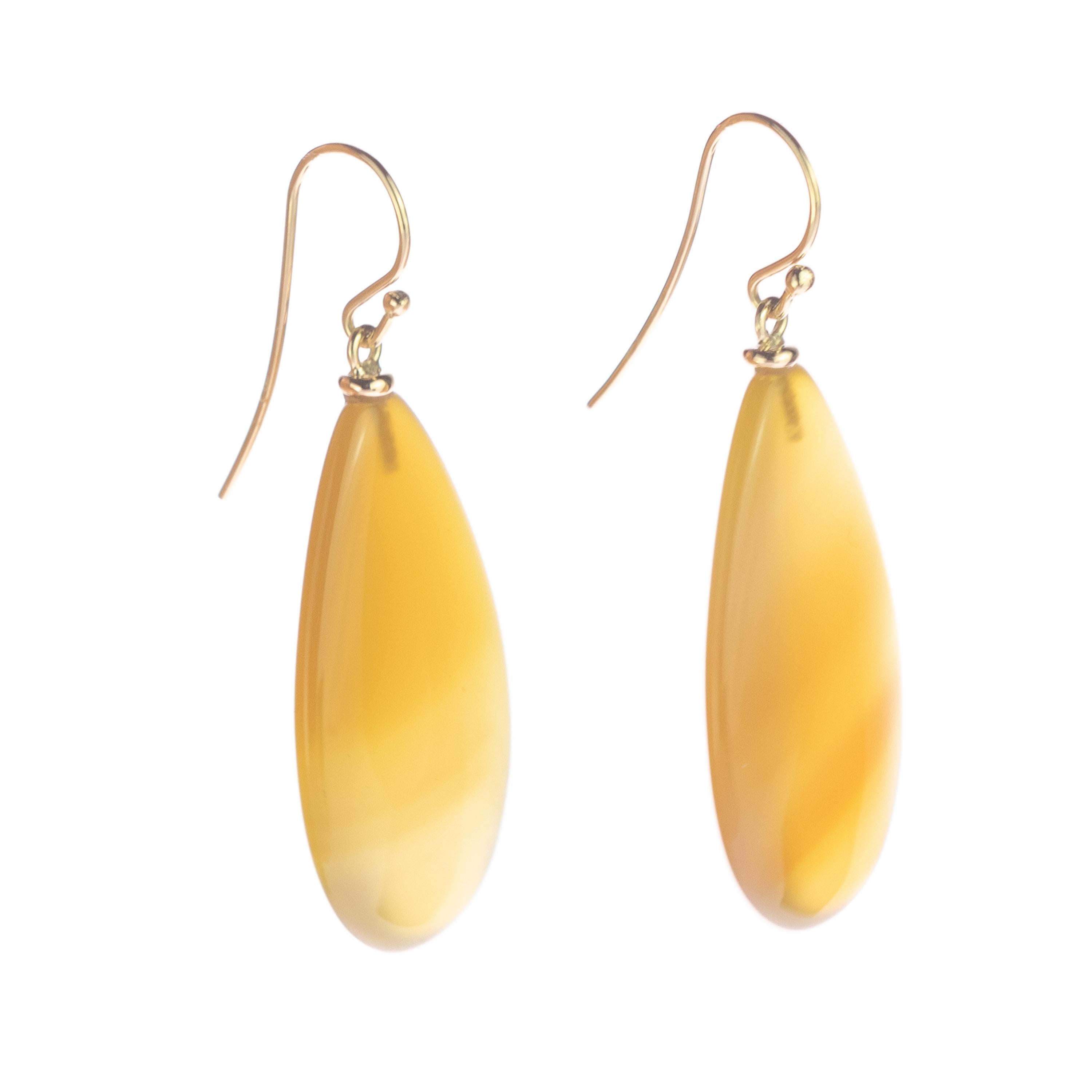 Chaque boucle d'oreille présente une superbe agate jaune en forme de goutte d'eau. Une combinaison d'une pièce romantique et confortable. Boucles d'oreilles habiles et rayonnantes créées par des artisans italiens en or jaune 18 carats. 
 
Ces
