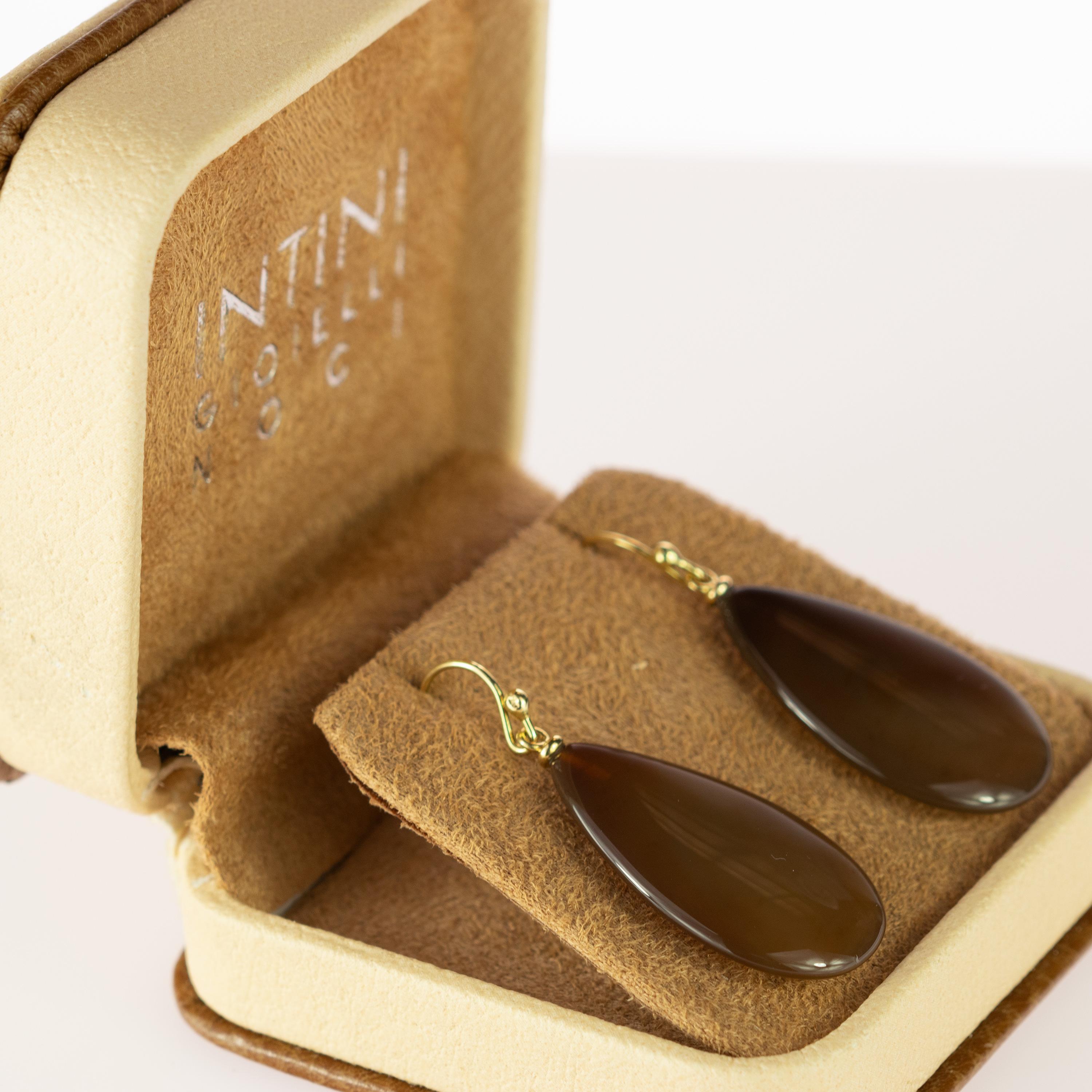 Cada pendiente presenta una impresionante lágrima briolette de ágata pulida y marrón en forma de gota. Los aros para las orejas son la combinación perfecta de una pieza romántica y cómoda. Pendientes hábiles y radiantes creados por artesanos