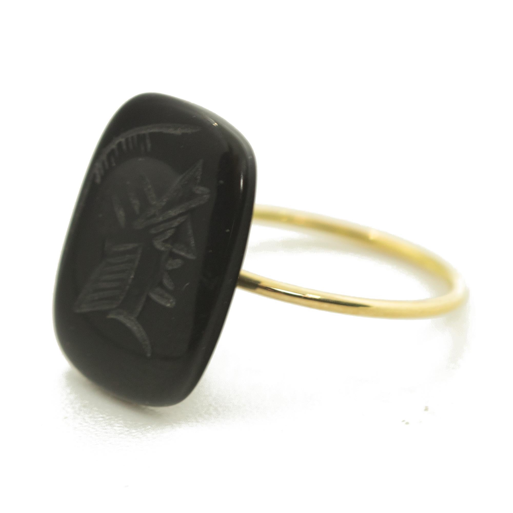 Women's or Men's Intini Jewels Cammeo Black Onyx 18 Karat Yellow Gold Cocktail Warrior Agate Ring For Sale