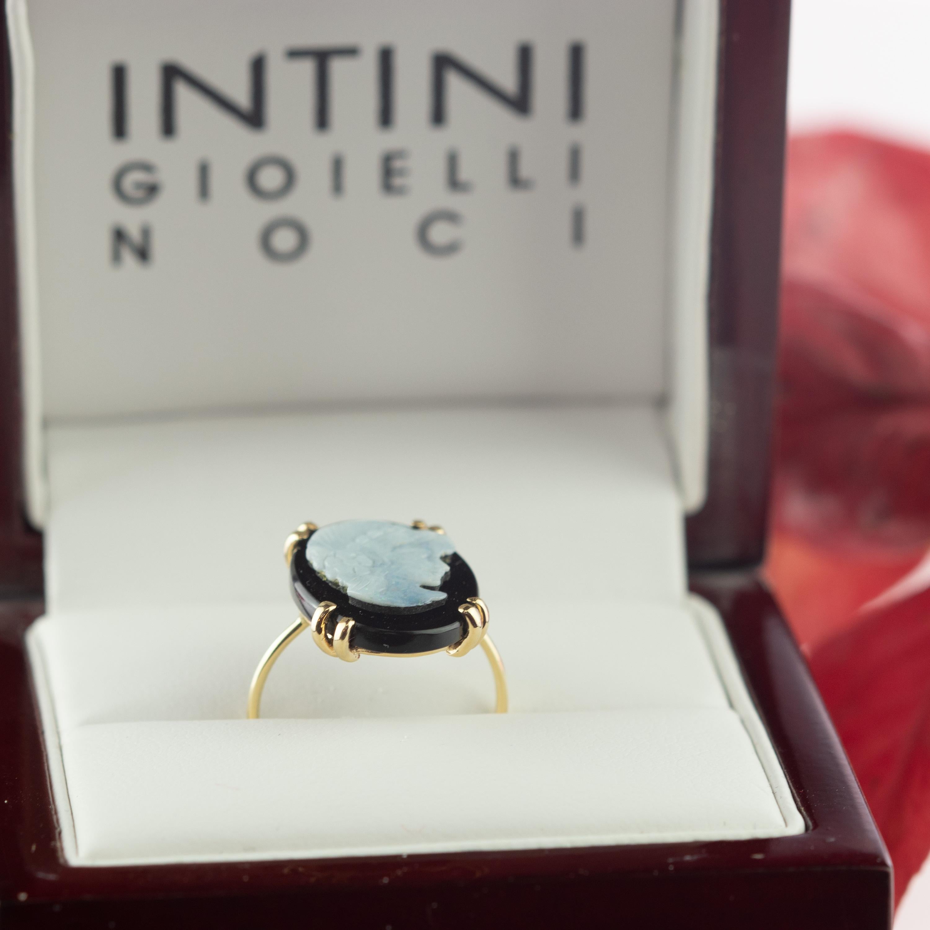 Un camafeo único para una joya de alta costura. Firma INTINI Jewels  joyas. Moderno y elegante diseño de anillo midi en oro amarillo de 18 quilates con una talla cabujón con pequeños grifos que adornan el anillo.

Alta Joyería Made in Italy.

- Oro