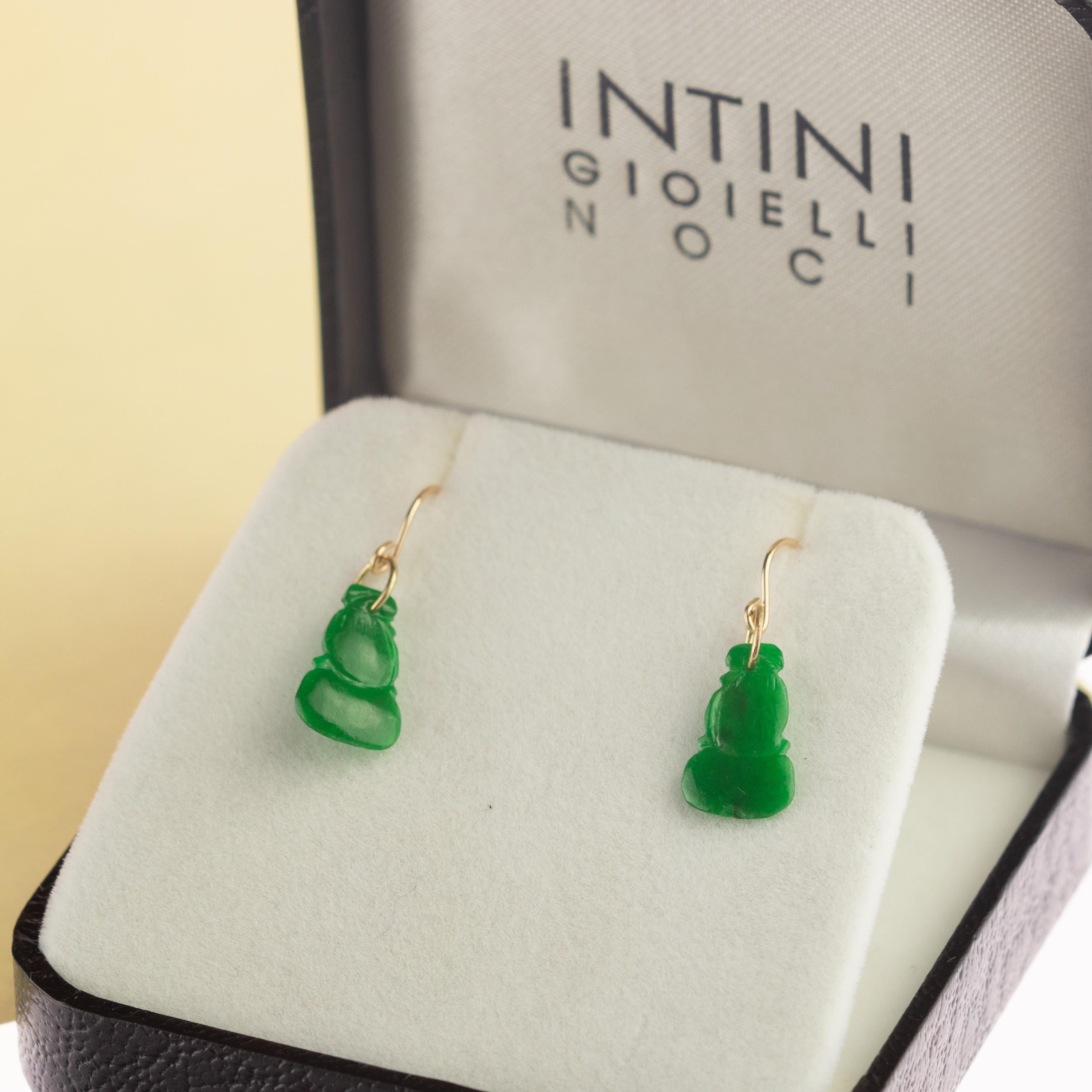 Splendidi orecchini in oro giallo 18 carati con una giada naturale tradizionale e unica. Gioielli a goccia creati per un look audace e delicato. 
 
Questi orecchini si ispirano al colore verde che, nelle culture giapponesi, è simbolo di fortuna o di