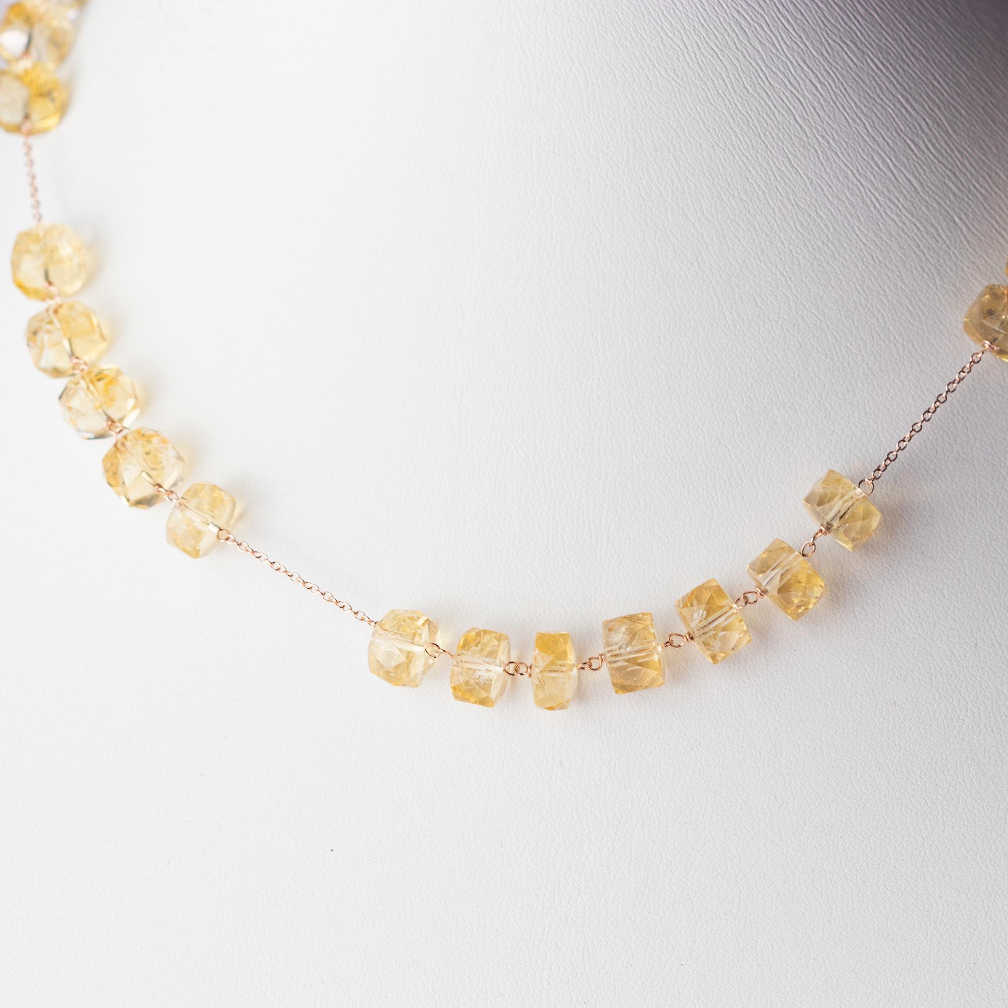 La calidad de la firma Intini Jewels en una joya de diseño moderno y contemporáneo.

Trece gemas de cuarzo citrino puro de primera calidad adornan un delicado collar de cadena de oro rosa / rosa de 18 quilates.

- Oro rosa / rosa de 18 quilates 2,5