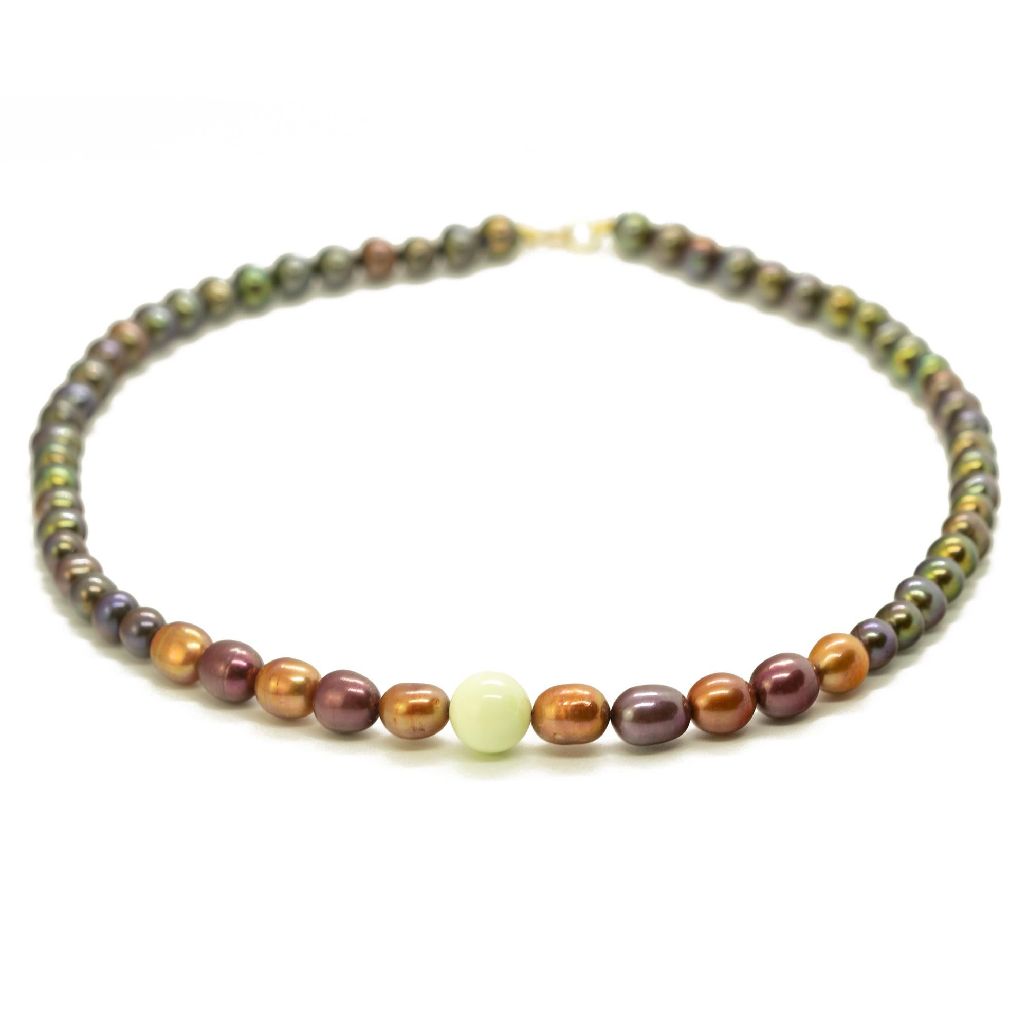 Taglio rotondo Intini Jewels Collana Deco Boho Chic in oro 18 carati con perle colorate crema e grigio marrone in vendita