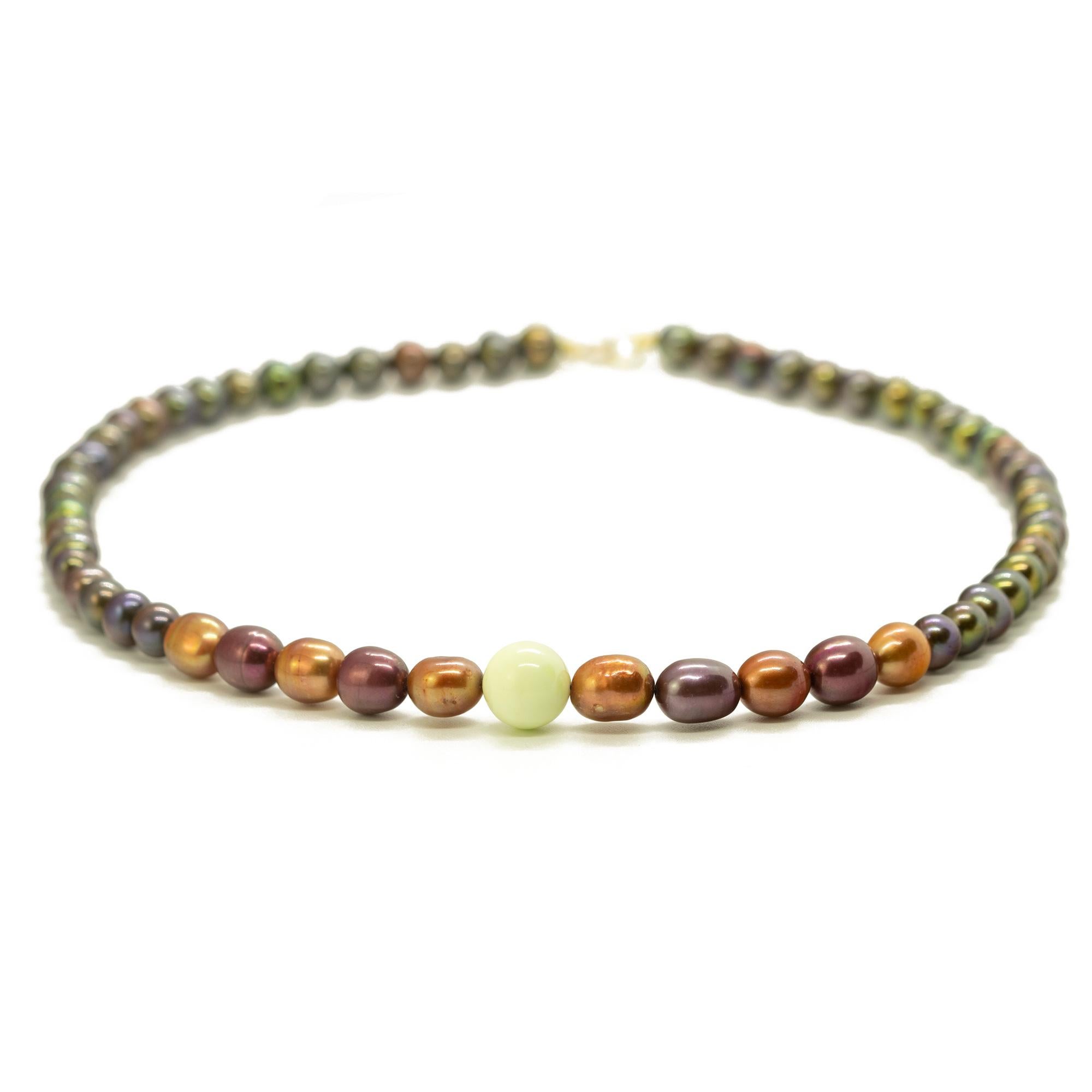 Intini Jewels Collana Deco Boho Chic in oro 18 carati con perle colorate crema e grigio marrone In condizioni Nuovo in vendita a Milano, IT