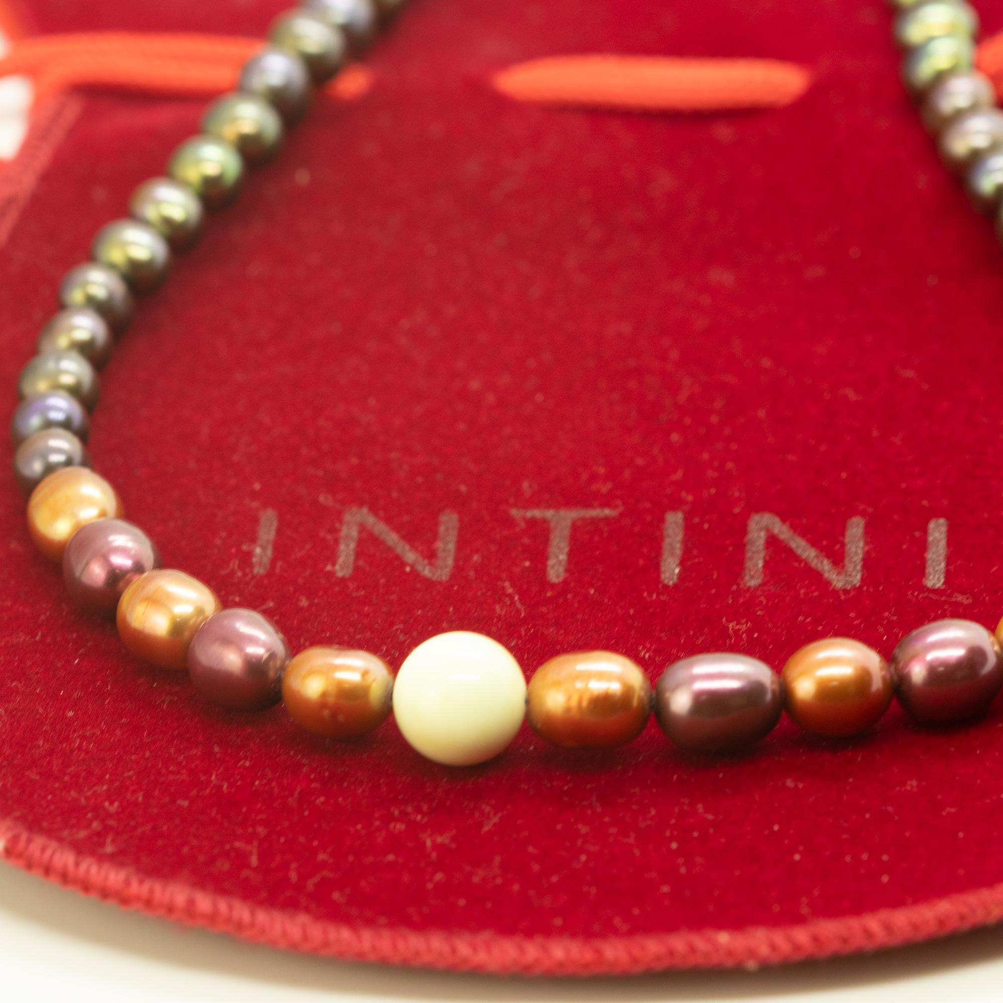 da uomo o donna Intini Jewels Collana Deco Boho Chic in oro 18 carati con perle colorate crema e grigio marrone in vendita