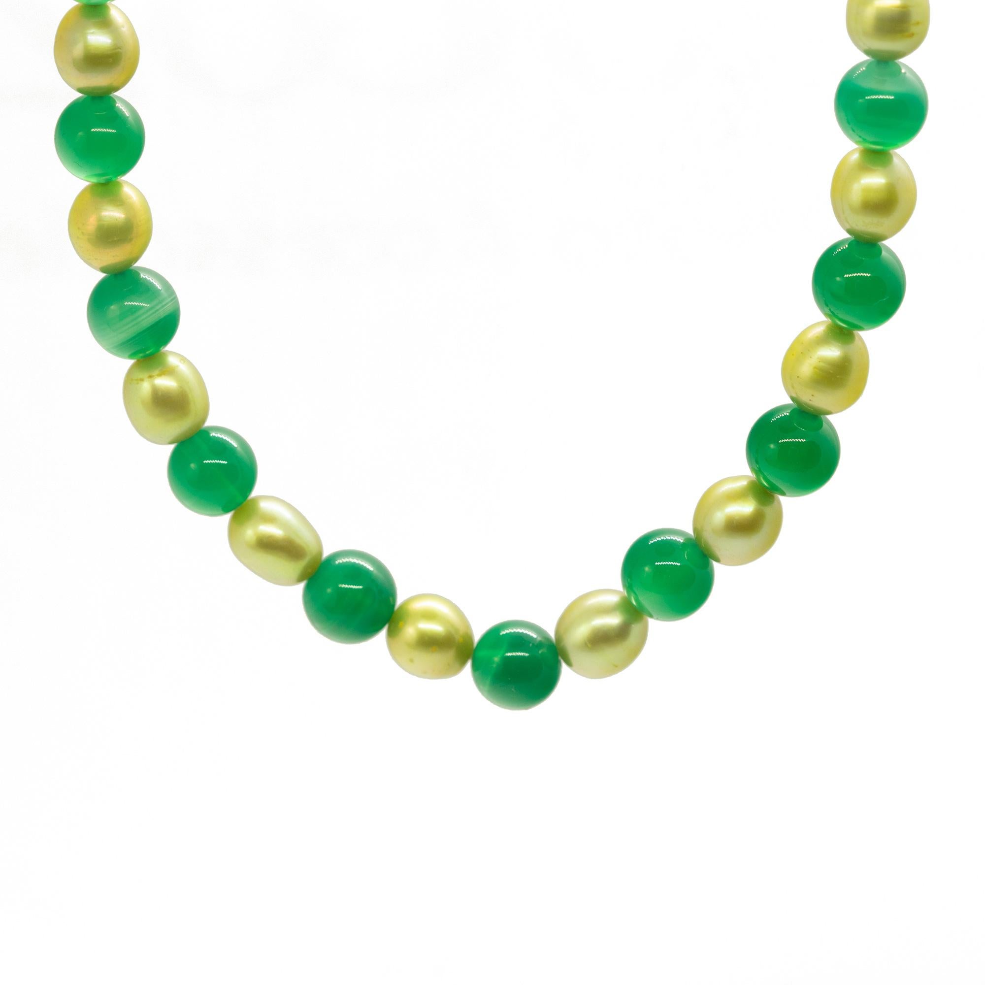 Un design colorato e affascinante. Uno stile moderno e delicato per una donna giovane e intrepida. Deliziati con un gioiello luminoso fatto a mano. Perline di pietre preziose naturali con chiusura in oro giallo 18 carati. Il complemento perfetto per