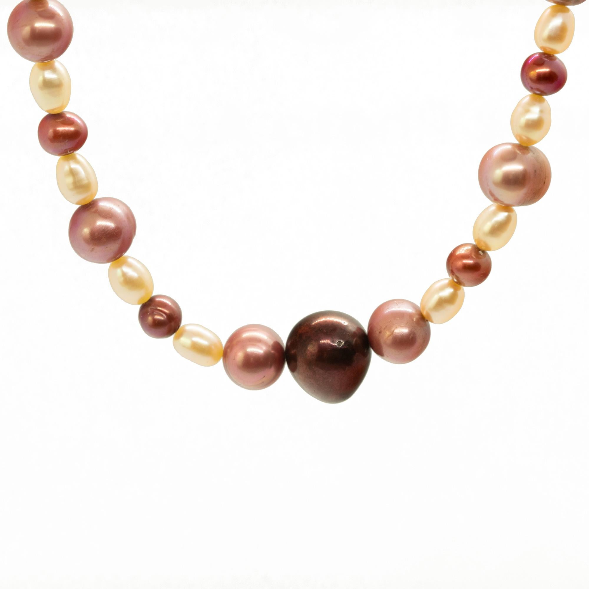 Un design colorato e affascinante. Uno stile moderno e delicato per una donna giovane e intrepida. Deliziati con un gioiello luminoso fatto a mano. Perline di pietre preziose naturali con chiusura in oro giallo 18 carati. Il complemento perfetto per