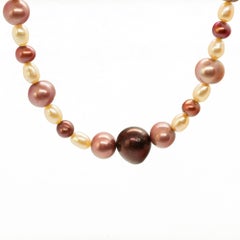 Boho Chic Deco-Halskette mit Juwelen und rosa Perlen aus 18 Karat Gold