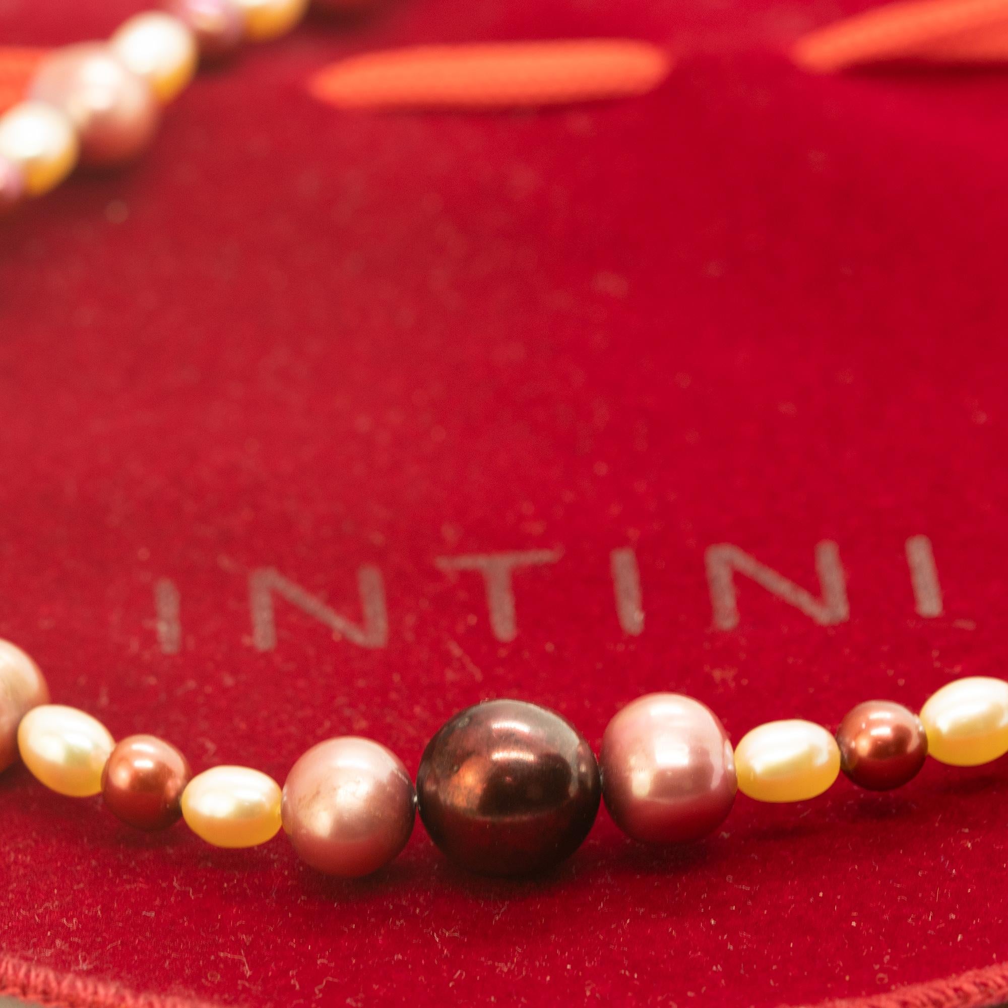 Intini Jewels Collana Deco Boho Chic in oro 18 carati con perle rosa colorate e bianche In condizioni Nuovo in vendita a Milano, IT